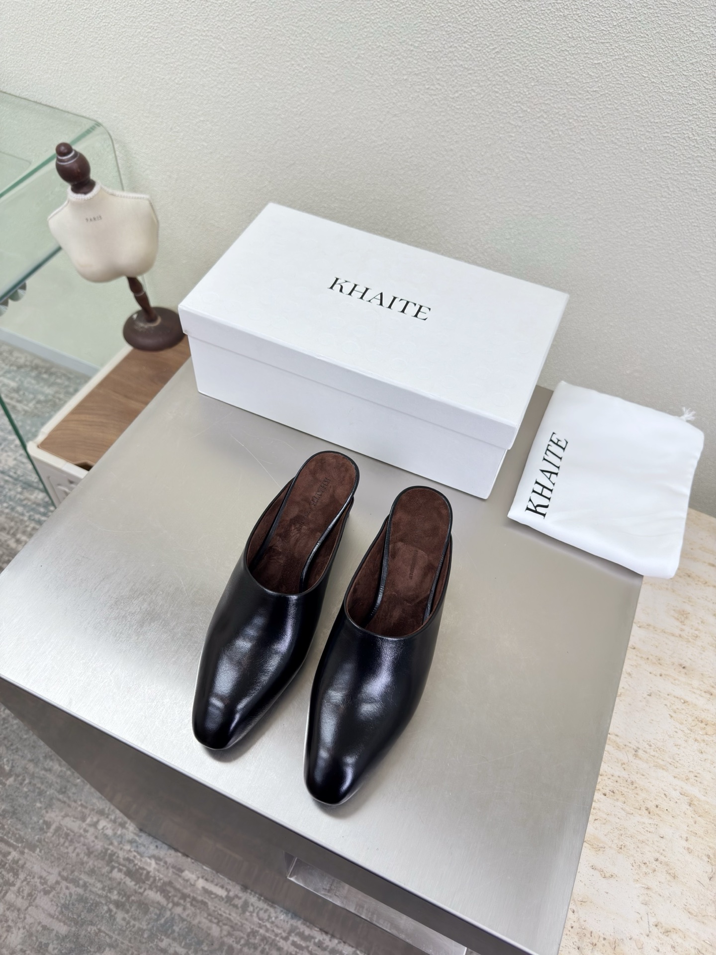 NO:789978,Khaite Ultimate Craftsmanship Matching Slippers Black Butter Leather Boutique Avant-garde, sharp and fearless design has made Khaite famous in the fashion industry in recent years. Khaite, an American fashion brand founded by designer Catherine Holstein in 2016, has become one of the most popular clothing brands in just a few years. It is simple and everyday, yet feminine and sensual, and has attracted many Old Celine, fashion celebrities and independent women. Butter Leather Foot Lining Sheep suede  The outsole is made of Italian genuine leather 35 36 37 38 39 40 41 equipped with exquisite packaging, semi-slip heels, celine, high heels, slippers, Leather soles19860909Khaite 极致工艺 对版拖鞋  黑色牛油皮精品 前卫、锋利和无畏的设计,让Khaite近年响亮时尚界. 2016年由设计师Catherine Holstein创立的美国时尚品牌Khaite,短短几年间已经成为最受欢迎的服装品牌之一. 它简约日常,又不失女性化与感性,让很多Old Celine、时尚名人和独立女性为它痴迷. 牛油皮  垫脚内里 羊反绒皮 大底选用意大利真皮大底 35 36 37 38 39 40 41 配置精品包装,半拖高跟鞋,celine,high heels,slippers,Leather soles,Women's Shoes