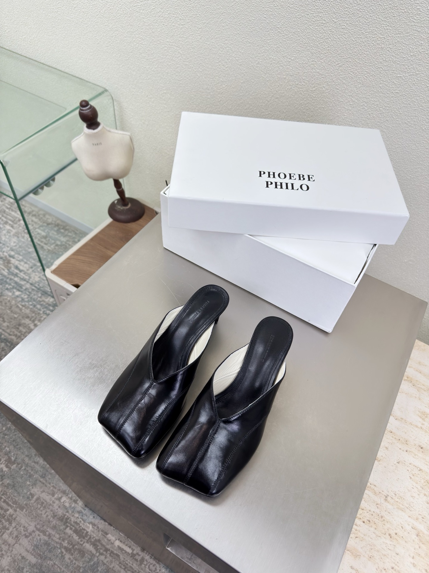 NO:789969,Phoebe Philo PP mid-heeled slippers black fabric high-grade butter leather lining lambskin outsole Italian genuine leather outsole The Queen Returns. Faye Wong's favorite female designer Phoebe Philo - It is not so much that Faye Wong is the most suitable person for Celine, but pheobe Philo is the person who understands Faye Wong best - she expresses female power through clothing and creates a gentle and strong female image with minimalist lines and low-key colors.  'Minimalist big woman style' is used to describe this style. Size 35 36 37 38 39 40 41 (customized 40 41), half-slip heels, celine, high heels, slippers, sheepskin, Leather soles19860909Phoebe Philo PP 中跟拖鞋  黑色  面料 高档牛油皮 内里 小羊皮 大底 意大利真皮大底 女王归来 .王菲最爱的女设计师PhoebePhilo -与其说王菲是最适合Celine的人扑不如说pheobe Philo 才是最懂王菲的人 -她通过服装表达女性力量以极简的线条和低调的色彩 打造出了一个温柔又刚强的女性形象. “极简大女人风一”来形容这一风格 码数 35 36 37 38 39 40 41（40 41定制）,半拖高跟鞋,celine,high heels,slippers,sheepskin,Leather soles,Women's Shoes