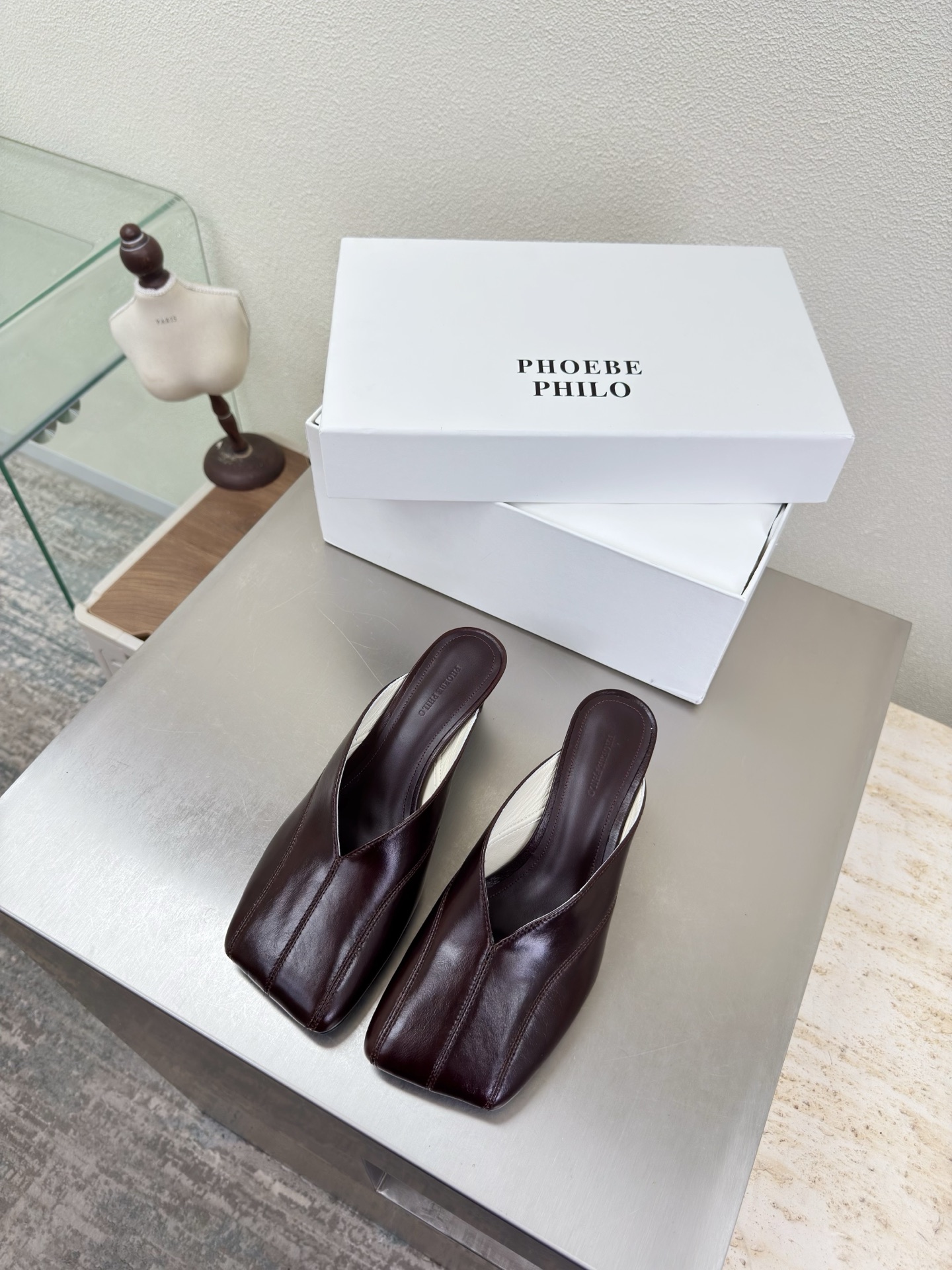 NO:789972,Phoebe Philo PP mid-heeled slippers, brown, fabric, high-grade butter leather, lining, lambskin outsole, Italian genuine leather outsole, the return of the Queen. Faye Wong's favorite female designer Phoebe Philo - It is not so much that Faye Wong is the most suitable person for Celine, but pheobe Philo is the person who understands Faye Wong best - she expresses female power through clothing and creates a gentle and strong female image with minimalist lines and low-key colors.  'Minimalist big woman style' is used to describe this style. Size 35 36 37 38 39 40 41 (customized 40 41), half-slip heels, celine, high heels, slippers, sheepskin, Leather soles19860909Phoebe Philo PP 中跟拖鞋  咖啡色  面料 高档牛油皮 内里 小羊皮 大底 意大利真皮大底 女王归来 .王菲最爱的女设计师PhoebePhilo -与其说王菲是最适合Celine的人扑不如说pheobe Philo 才是最懂王菲的人 -她通过服装表达女性力量以极简的线条和低调的色彩 打造出了一个温柔又刚强的女性形象. “极简大女人风一”来形容这一风格 码数 35 36 37 38 39 40 41（40 41定制）,半拖高跟鞋,celine,high heels,slippers,sheepskin,Leather soles,Women's Shoes