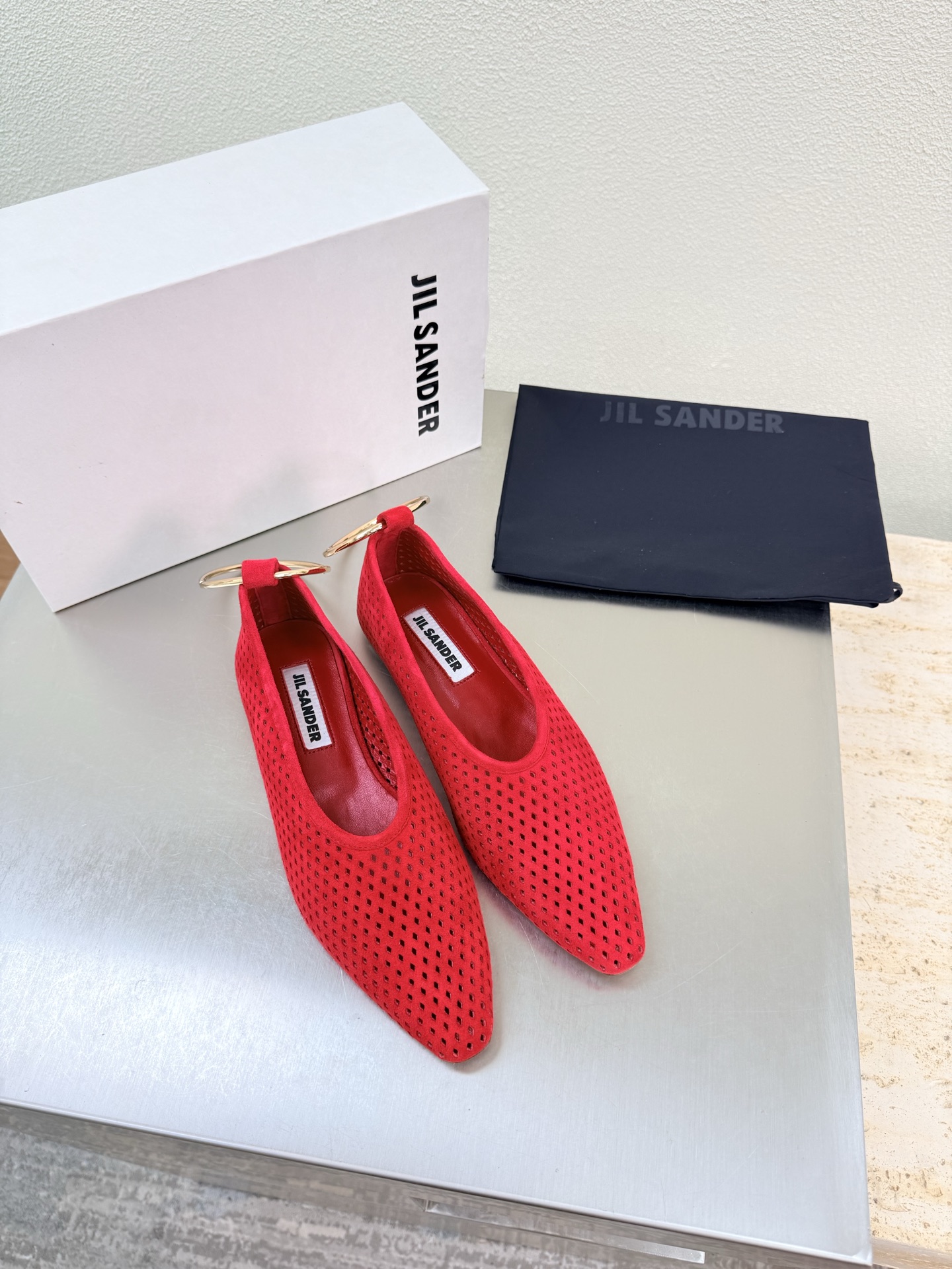 NO:789960,Jil Sander Flat-soled hollow shoes Red Gold ring-foot fasteners Shape design Family brand design elements Fabric Sheep suede Punching technology Foot pads Lambskin Italian leather outsole Heel-shaped layered design Full of personality Original bread sole with protective film Perfect interpretation of brand factors Key point! Exclusive design! Really beautiful Simple yet fashionable design Elegance and fashionable women who can easily master the French style really can't live without these shoes Wall crack recommendation  Version to version, stitching technology, exquisite work 35 36 37 38 39 40 41 (40 41 customized, non-returnable) equipped with original packaging, single shoes, jil sander, jil sander, sheepskin, Leather soles19860909Jil Sander 吉尔桑达 平底冲空单鞋 红色  金色环脚扣件 造型设计    家族品牌设计元素  面料 羊反绒 冲孔工艺  垫脚 小羊皮  意大利真皮大底  跟型层次感设计 个性十足  大底原版面包底带走保护膜 完美诠释品牌因素    重点!独家设计!  真的太漂亮了简单又不失时髦的设计  轻松拿捏法式的优雅时髦精们真的不能没有这类鞋  墙裂推荐   对版对版  缝线工艺 精工之作  35 36 37 38 39 40 41（40 41 定制不退换） 配置原版包装,单鞋,jil sander,jil sander,sheepskin,Leather soles,Women's Shoes