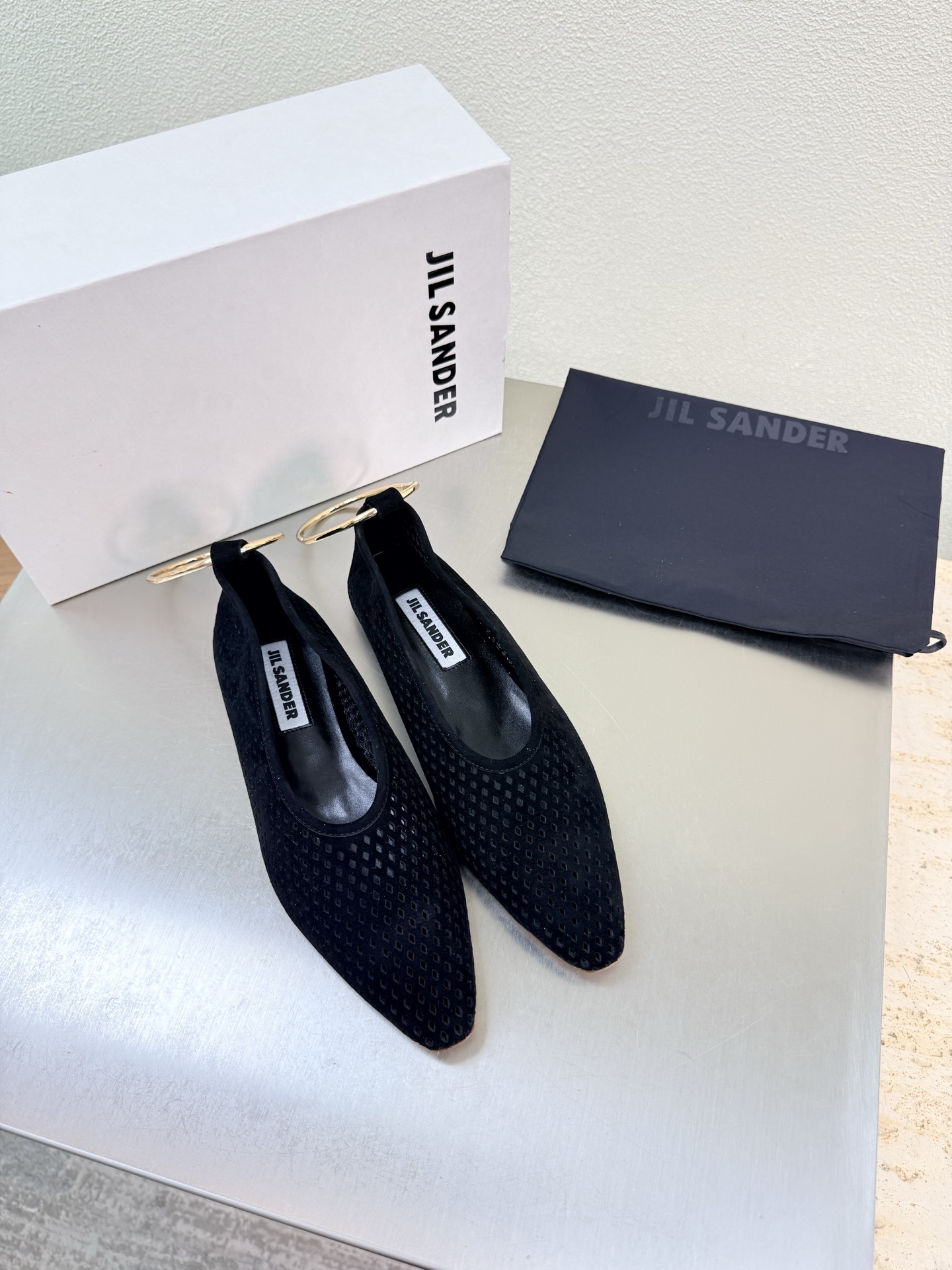 NO:789963,Jil Sander flats perforated flats black gold ring ankle fasteners styling design family brand design elements fabric sheep suede punching process foot pads lambskin Italian genuine leather outsole heel layered design full of personality original bread sole with protective film perfectly interprets brand factors focus! Exclusive design! Really beautiful simple yet fashionable design Elegance and fashionable women who can easily master French style really can't live without this kind of shoes  Wall crack recommendation, version to version, stitching technology, exquisite work 35 36 37 38 39 40 41 (40 41 customized, non-returnable) equipped with original packaging, single shoes, jil sander, jil sander, flats, sheepskin, Leather soles19860909Jil Sander 吉尔桑达 平底 打孔平底鞋 黑色   金色环脚扣件 造型设计    家族品牌设计元素  面料 羊反绒皮 冲空工艺  垫脚 小羊皮  意大利真皮大底  跟型层次感设计 个性十足  大底原版面包底带走保护膜 完美诠释品牌因素    重点!独家设计!  真的太漂亮了简单又不失时髦的设计  轻松拿捏法式的优雅时髦精们真的不能没有这类鞋  墙裂推荐   对版对版  缝线工艺 精工之作  35 36 37 38 39 40 41（40 41 定制不退换） 配置原版包装,单鞋,jil sander,jil sander,flats,sheepskin,Leather soles,Women's Shoes