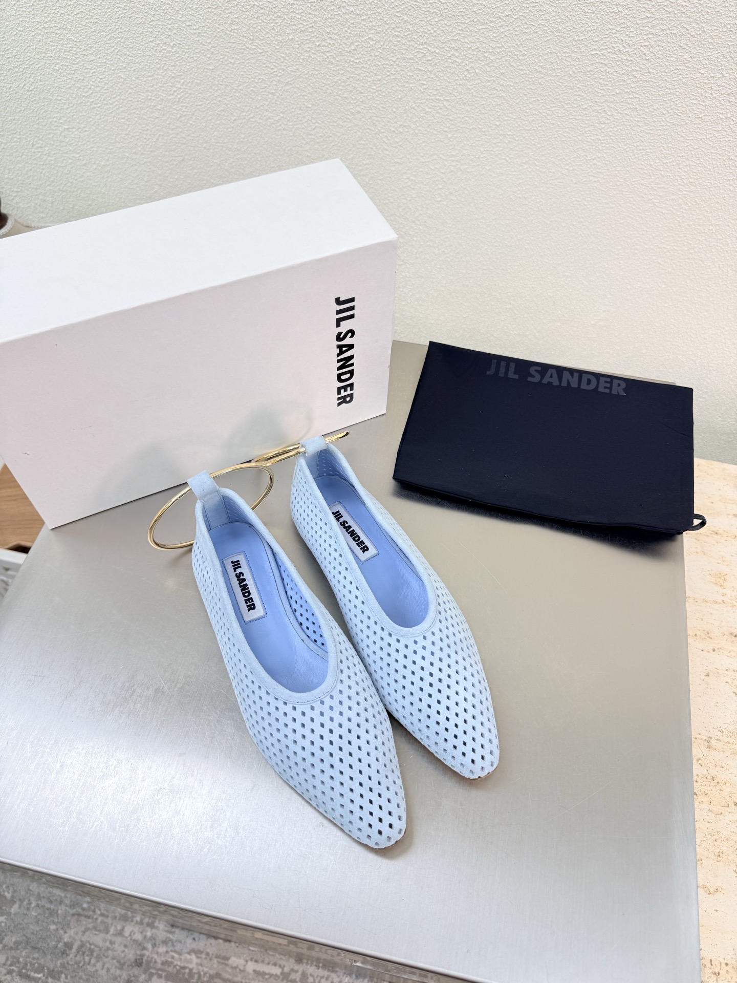 NO:789966,Jil Sander Flat-soled punched shoes Blue Gold ring-foot fasteners Shape design Family brand design elements Fabric Sheep suede Punching technology Foot pads Lambskin Italian genuine leather outsole Heel-shaped layered design Full of personality The original bread sole comes with a protective film Perfect interpretation of brand factors Key points! Exclusive design! Really beautiful Simple yet fashionable design Elegance and fashionable people who can easily master the French style really can't live without these shoes Wall crack recommendation  Version to version, stitching technology, exquisite work 35 36 37 38 39 40 41 (40 41 customized, non-returnable) equipped with original packaging, single shoes, jil sander, jil sander, sheepskin, Leather soles19860909Jil Sander 吉尔桑达 平底 冲孔单鞋 蓝色  金色环脚扣件 造型设计    家族品牌设计元素  面料 羊反绒 冲孔工艺  垫脚 小羊皮  意大利真皮大底  跟型层次感设计 个性十足  大底原版面包底带走保护膜 完美诠释品牌因素    重点!独家设计!  真的太漂亮了简单又不失时髦的设计  轻松拿捏法式的优雅时髦精们真的不能没有这类鞋  墙裂推荐   对版对版  缝线工艺 精工之作  35 36 37 38 39 40 41（40 41 定制不退换） 配置原版包装,单鞋,jil sander,jil sander,sheepskin,Leather soles,Women's Shoes