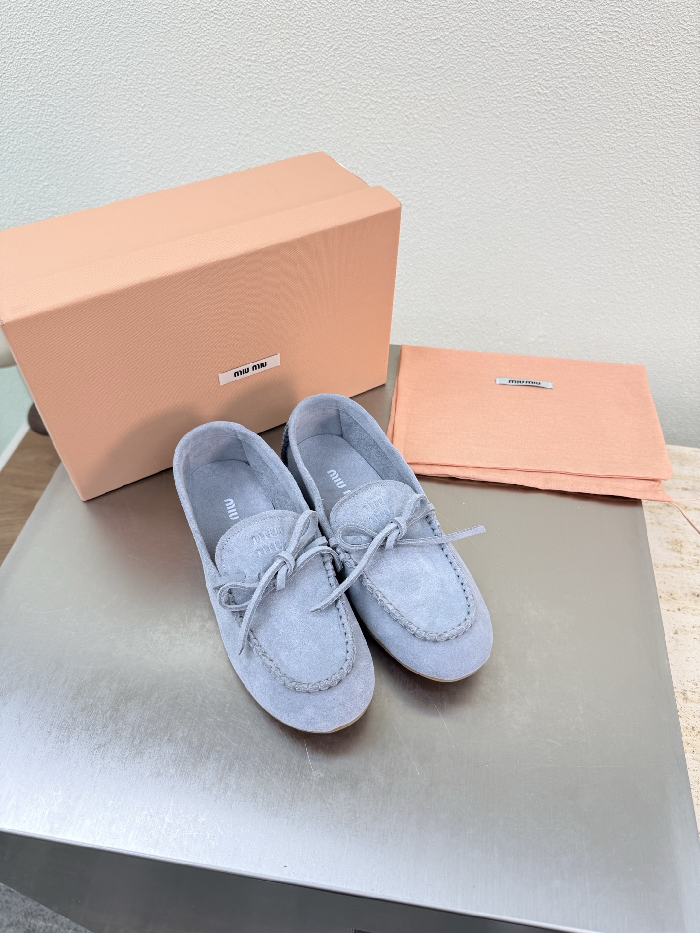 NO:789942,miu'miu super comfortable suede leather loafers fog blue classic design steel printed logo series miu'miu classic comfort production airplane box 10 original consistent molded outsole high version fabric high mercerized calf suede lining high mercerized calf suede package technology comfortable and advanced original consistent molded outsole non-slip and durable original consistent version design girlish comfort benchmark version 35  36 37 38 39 40 41 (customized size 40 41) equipped with original packaging, half slippers, miumiu, loafers19860909miu'miu 超舒适 反绒皮 乐福单鞋 雾蓝色 经典设计 钢印logo 系列 miu'miu 经典舒适 制作  飞机盒10 原版一致 成型大底 高版本  面料 高丝光 小牛反绒皮  内里 高丝光牛反绒皮  套包工艺 舒适高级    原版一致成型大底 防滑耐穿  原版一致 对版 设计 少女感 舒适  对标对版 35 36 37 38 39 40 41（40 41 码定制） 配置原版包装,半拖单鞋,miumiu,loafers,Women's Shoes