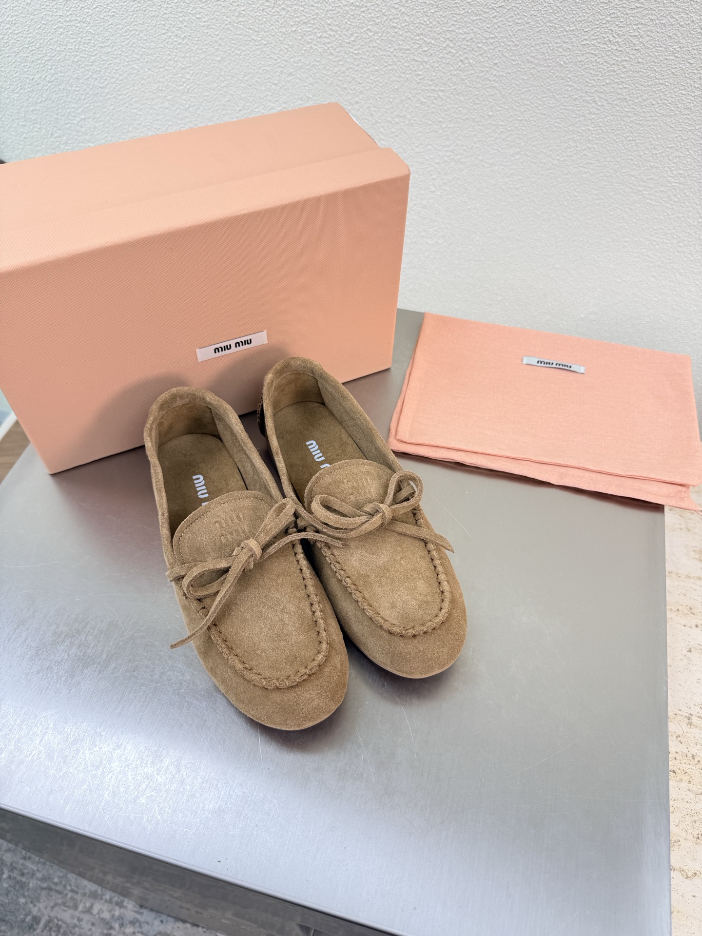 NO:789944,miu'miu super comfortable suede leather loafers light brown classic design steel printed logo series miu'miu classic comfort production airplane box 10 original consistent molded outsole high version fabric high mercerized calf suede lining high mercerized calf suede package technology comfortable and advanced original consistent molded outsole non-slip and durable original consistent version design girlish comfort benchmark version 35  36 37 38 39 40 41 (customized size 40 41) equipped with original packaging, half slippers, miumiu, loafers19860909miu'miu 超舒适 反绒皮 乐福单鞋 浅棕色 经典设计 钢印logo 系列 miu'miu 经典舒适 制作  飞机盒10 原版一致 成型大底 高版本  面料 高丝光 小牛反绒皮  内里 高丝光牛反绒皮  套包工艺 舒适高级    原版一致成型大底 防滑耐穿  原版一致 对版 设计 少女感 舒适  对标对版 35 36 37 38 39 40 41（40 41 码定制） 配置原版包装,半拖单鞋,miumiu,loafers,Women's Shoes