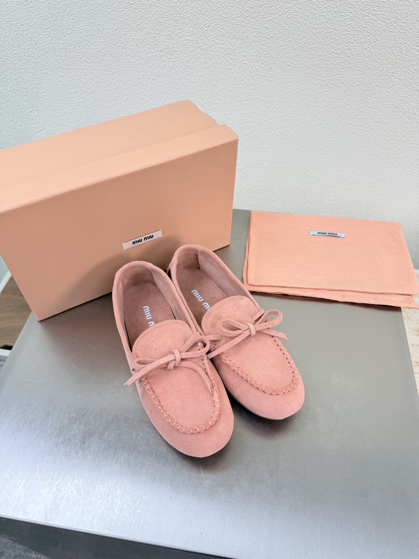 NO:789946,miu'miu super comfortable suede leather loafers pink classic design steel stamped logo series miu'miu classic comfort production airplane box 10 original consistent molded outsole high version fabric high mercerized calf suede lining high mercerized calf suede package technology comfortable and high-quality original consistent molded outsole non-slip and durable original consistent version matching design girly comfort benchmark version 35 36  37 38 39 40 41（40 41 码定制） 配置原版包装,半拖单鞋,miumiu,loafers19860909miu'miu 超舒适 反绒皮 乐福单鞋 粉色 经典设计 钢印logo 系列 miu'miu 经典舒适 制作  飞机盒10 原版一致 成型大底 高版本  面料 高丝光 小牛反绒皮  内里 高丝光牛反绒皮  套包工艺 舒适高级    原版一致成型大底 防滑耐穿  原版一致 对版 设计 少女感 舒适  对标对版 35 36 37 38 39 40 41（40 41 码定制） 配置原版包装,半拖单鞋,miumiu,loafers,Women's Shoes