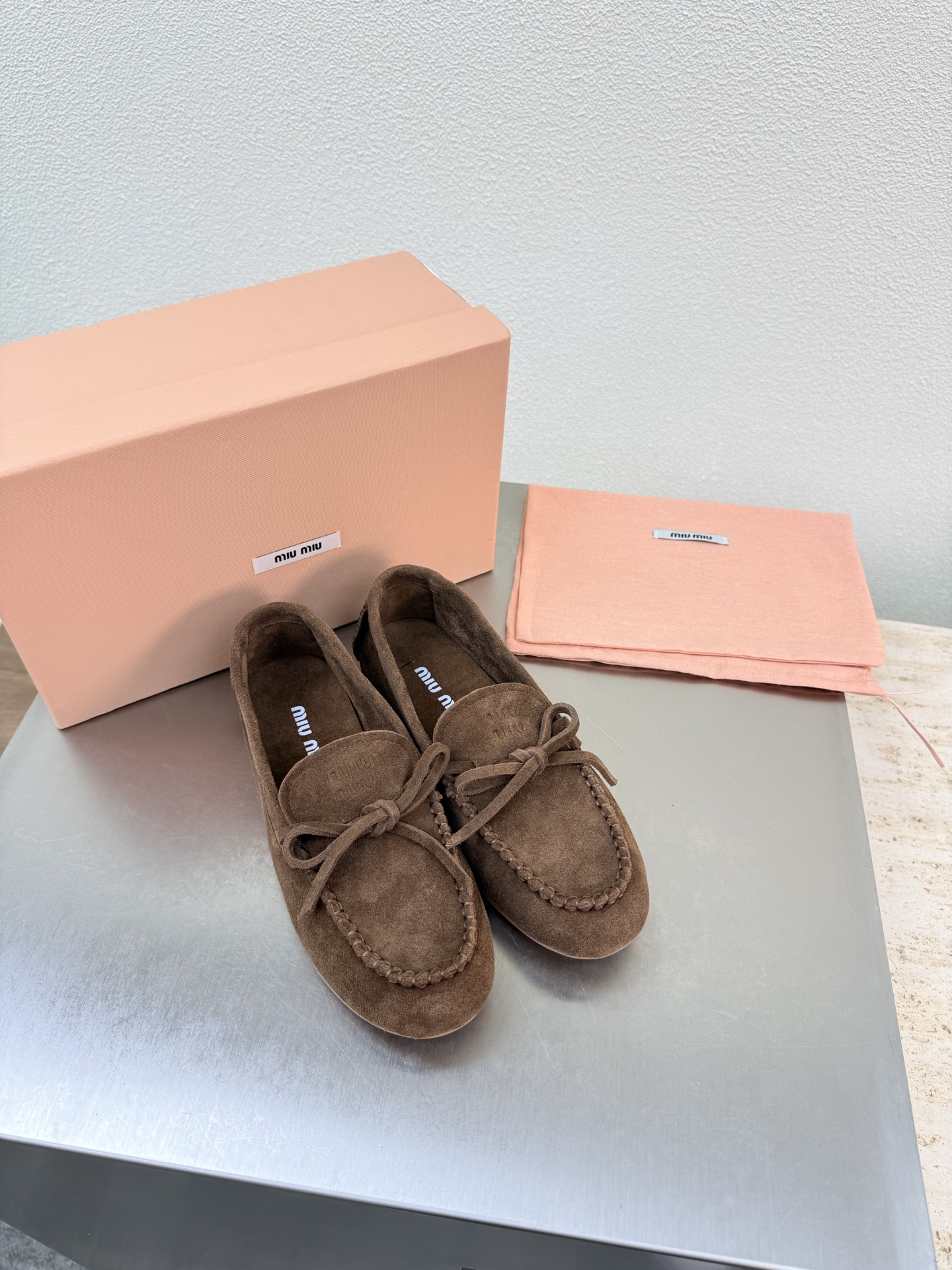 NO:789948,miu'miu super comfortable suede leather loafers brown classic design steel stamped logo series miu'miu classic comfort production airplane box 10 original consistent molded outsole high version fabric high mercerized calf suede lining high mercerized calf suede package technology comfortable and high-quality original consistent molded outsole non-slip and durable original consistent version design girlish comfort benchmark version 35  36 37 38 39 40 41 (customized size 40 41) equipped with original packaging, half slippers, miumiu, loafers19860909miu'miu 超舒适 反绒皮 乐福单鞋 咖啡色 经典设计 钢印logo 系列 miu'miu 经典舒适 制作  飞机盒10 原版一致 成型大底 高版本  面料 高丝光 小牛反绒皮  内里 高丝光牛反绒皮  套包工艺 舒适高级    原版一致成型大底 防滑耐穿  原版一致 对版 设计 少女感 舒适  对标对版 35 36 37 38 39 40 41（40 41 码定制） 配置原版包装,半拖单鞋,miumiu,loafers,Women's Shoes