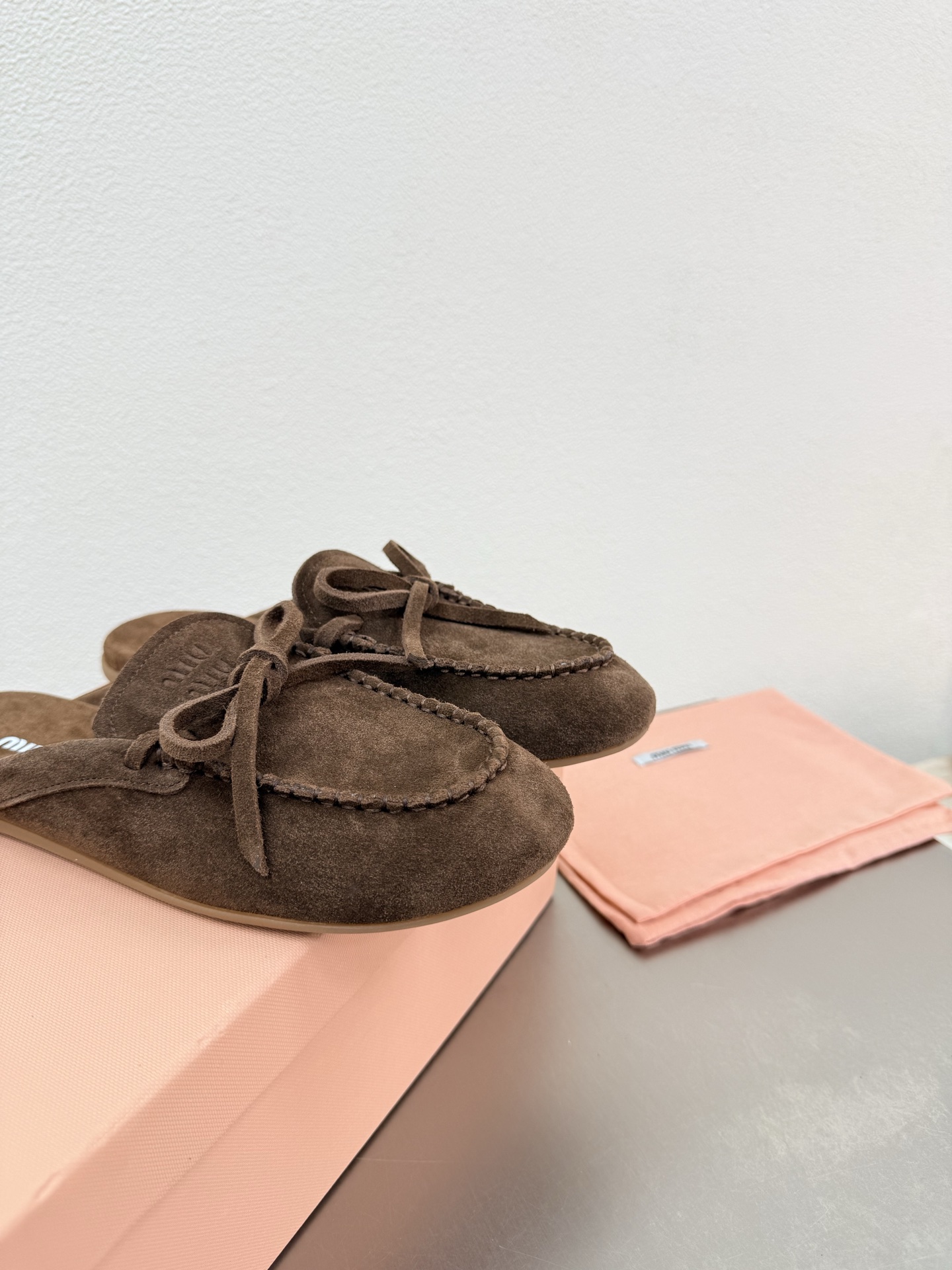 NO:789950,miu'miu super comfortable suede leather Loaf slippers brown classic design steel stamped logo series miu'miu classic comfort production airplane box 10 original consistent molded outsole high version fabric high mercerized calf suede lining high mercerized calf suede package technology comfortable and high-quality original consistent molded outsole non-slip and durable original consistent version design girlish comfort benchmark version 35  36 37 38 39 40 41 (customized size 40 41) equipped with original packaging, half slippers, miumiu, loafers, slippers19860909miu'miu 超舒适 反绒皮 乐福拖鞋 咖啡色 经典设计 钢印logo 系列 miu'miu 经典舒适 制作  飞机盒10 原版一致 成型大底 高版本  面料 高丝光 小牛反绒皮  内里 高丝光牛反绒皮  套包工艺 舒适高级    原版一致成型大底 防滑耐穿  原版一致 对版 设计 少女感 舒适  对标对版 35 36 37 38 39 40 41（40 41 码定制） 配置原版包装,半拖单鞋,miumiu,loafers,slippers,Women's Shoes