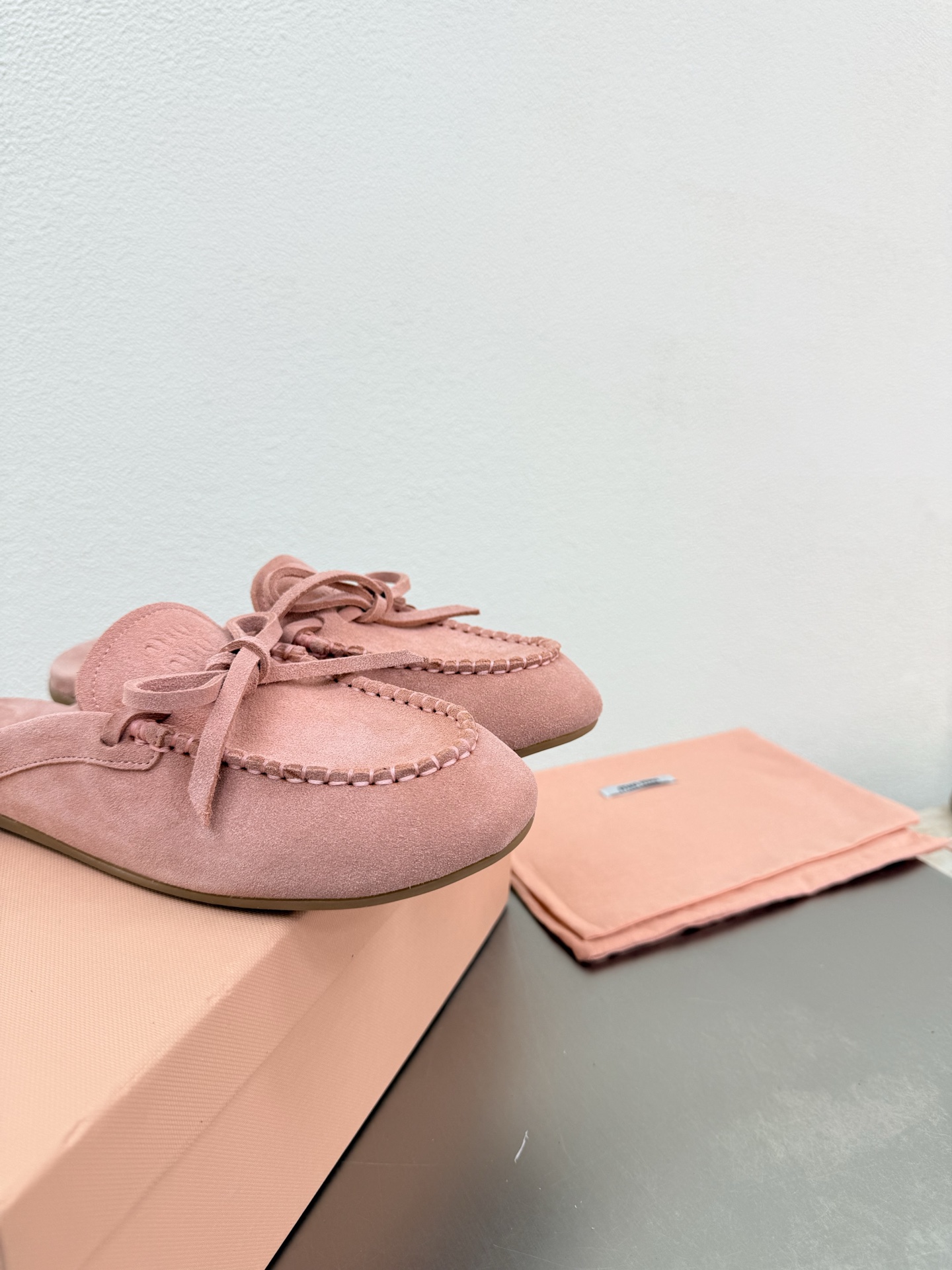 NO:789951,miu'miu super comfortable suede leather Loaf slippers pink classic design steel stamped logo series miu'miu classic comfort production airplane box 10 original consistent molded outsole high version fabric high mercerized calf suede lining high mercerized calf suede package technology comfortable and high-quality original consistent molded outsole non-slip and durable original consistent version matching design girly feel comfortable benchmark version 35 36  37 38 39 40 41 (customized size 40 41) equipped with original packaging, half slippers, miumiu, loafers, slippers19860909miu'miu 超舒适 反绒皮 乐福拖鞋 粉色 经典设计 钢印logo 系列 miu'miu 经典舒适 制作  飞机盒10 原版一致 成型大底 高版本  面料 高丝光 小牛反绒皮  内里 高丝光牛反绒皮  套包工艺 舒适高级    原版一致成型大底 防滑耐穿  原版一致 对版 设计 少女感 舒适  对标对版 35 36 37 38 39 40 41（40 41 码定制） 配置原版包装,半拖单鞋,miumiu,loafers,slippers,Women's Shoes