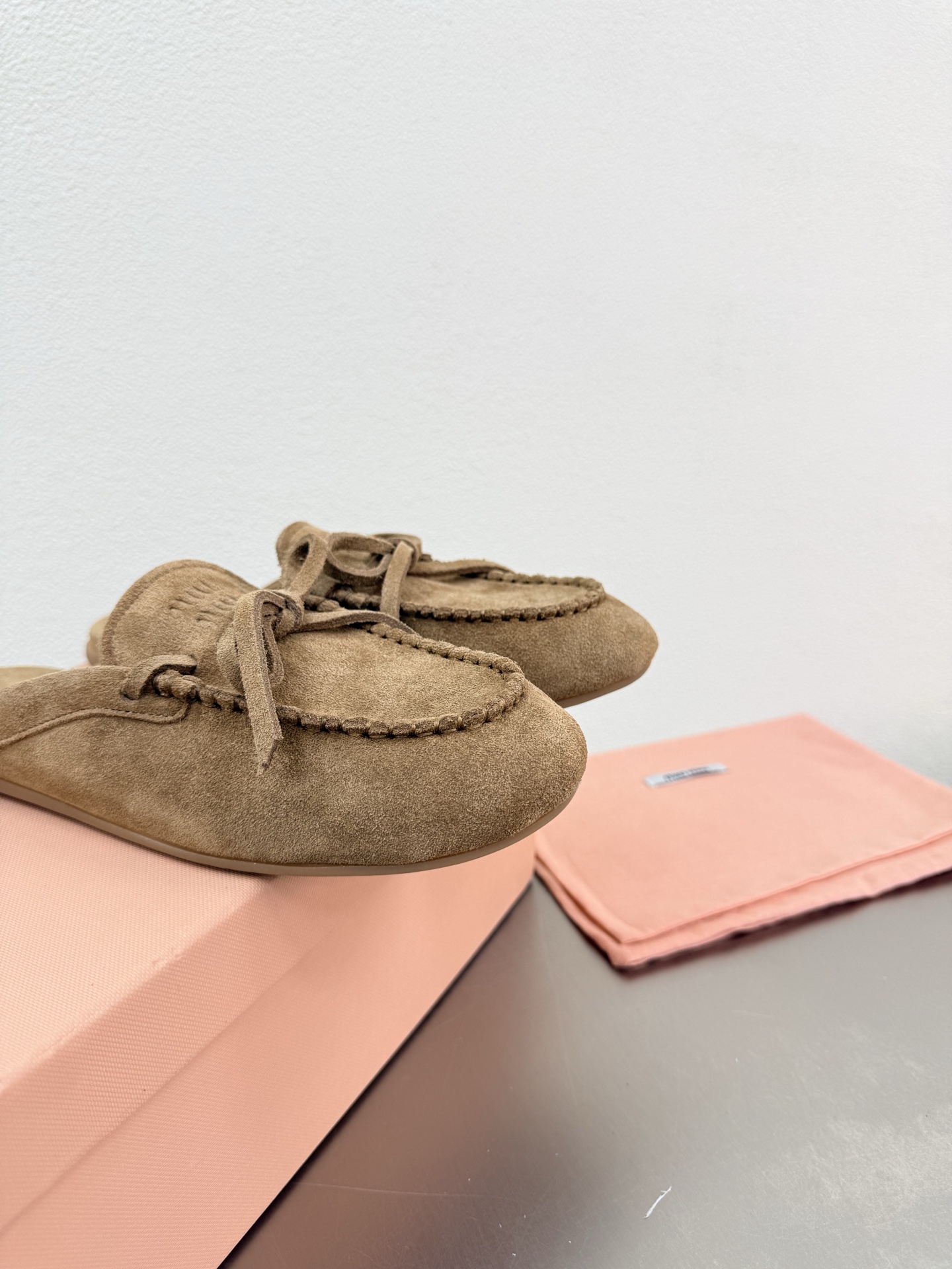 NO:789954,miu'miu super comfortable suede leather Loaf slippers light brown classic design steel printed logo series miu'miu classic comfort production airplane box 10 original consistent molded outsole high version fabric high mercerized calf suede lining high mercerized calf suede package technology comfortable and advanced original consistent molded outsole non-slip and durable original consistent version design girlish comfort benchmark version 35  36 37 38 39 40 41 (customized size 40 41) equipped with original packaging, half slippers, miumiu, loafers, slippers19860909miu'miu 超舒适 反绒皮 乐福拖鞋 浅棕色 经典设计 钢印logo 系列 miu'miu 经典舒适 制作  飞机盒10 原版一致 成型大底 高版本  面料 高丝光 小牛反绒皮  内里 高丝光牛反绒皮  套包工艺 舒适高级    原版一致成型大底 防滑耐穿  原版一致 对版 设计 少女感 舒适  对标对版 35 36 37 38 39 40 41（40 41 码定制） 配置原版包装,半拖单鞋,miumiu,loafers,slippers,Women's Shoes