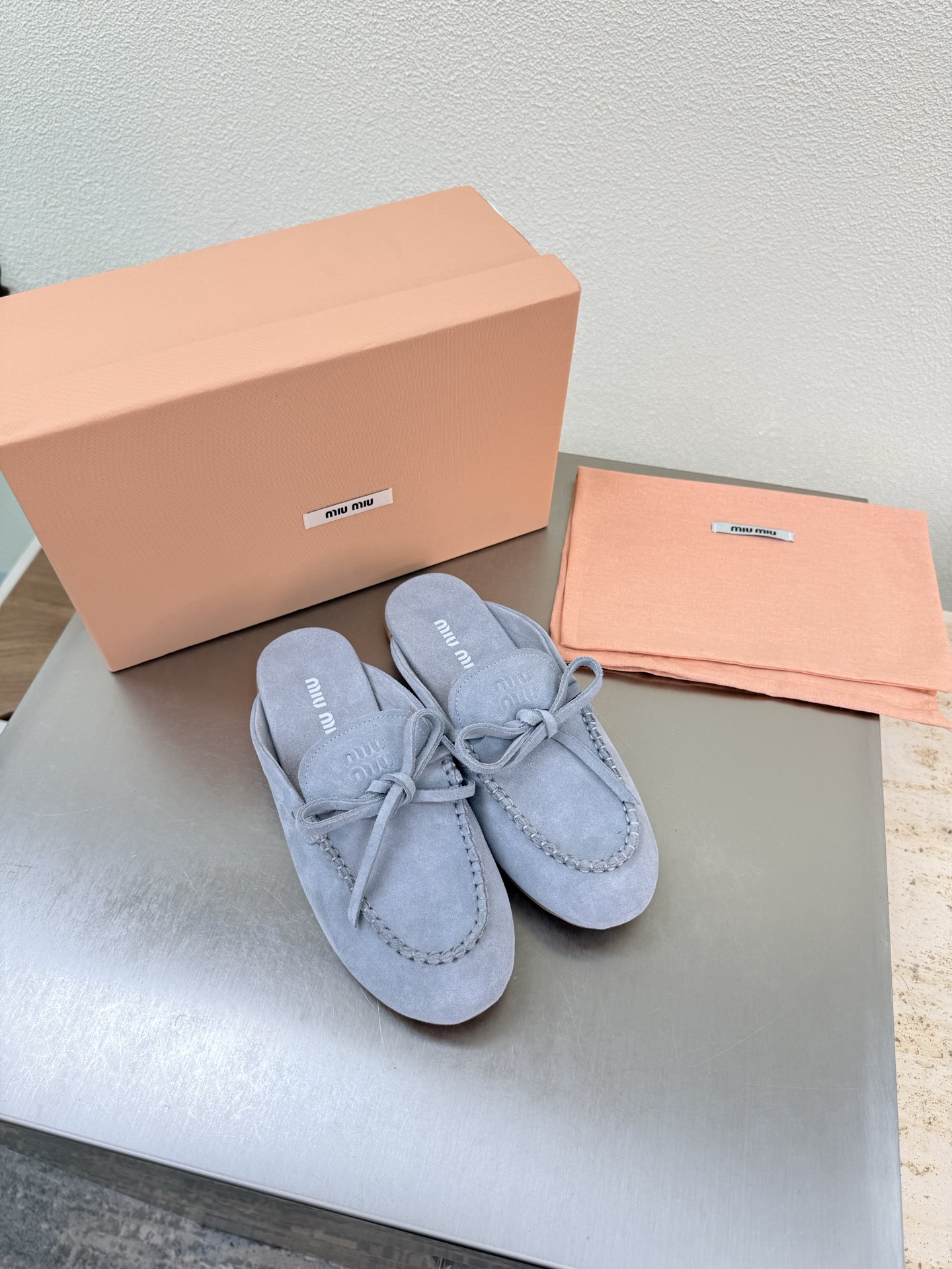 NO:789957,miu'miu super comfortable suede leather Loaf slippers fog blue classic design steel printed logo series miu'miu classic comfort production airplane box 10 original consistent molded outsole high version fabric high mercerized calf suede lining high mercerized calf suede bag technology comfortable and high-quality original consistent molded outsole non-slip and durable original consistent version matching design girly feel comfortable benchmark version 35  36 37 38 39 40 41 (customized size 40 41) equipped with original packaging, half slippers, miumiu, loafers, slippers19860909miu'miu 超舒适 反绒皮 乐福拖鞋 雾蓝色 经典设计 钢印logo 系列 miu'miu 经典舒适 制作  飞机盒10 原版一致 成型大底 高版本  面料 高丝光 小牛反绒皮  内里 高丝光牛反绒皮  套包工艺 舒适高级    原版一致成型大底 防滑耐穿  原版一致 对版 设计 少女感 舒适  对标对版 35 36 37 38 39 40 41（40 41 码定制） 配置原版包装,半拖单鞋,miumiu,loafers,slippers,Women's Shoes