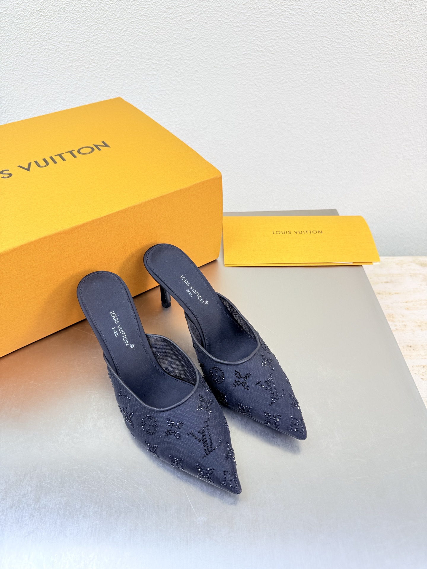 NO:789909,LV mid-heel mesh diamond logo slippers L donkey super cost-effective packaging high quality flawless black mesh diamond P exquisite rhinestone inlaid logo shape LV allows LV to still provide creators and young players with surprise and desire. The new color combination is once again high-yield, and the actual product has been fully exposed and is expected to be released in the near future!  Material mesh mesh sole Italian genuine leather outsole Size 35 36 37 38 39 40 41 42 (customized for 40 41 42) Configuration original packaging, semi-drag high heels, louis vuitton, louis vuitton, high heels, slippers, Leather soles19860909LV 中跟 网钻logo拖鞋 L驴超高性价比 包装 高品质 无瑕疵 黑色网钻 P 精致水钻镶嵌logo造型 LV 使得 LV  仍能为创作者、青年玩家,提供惊艳和渴望. 新配色再次高产上新,目前实物已经全面曝光,预计将在近期陆续发布！ 材质 网钻 鞋底意大利真皮大底 码数35 36 37 38 39 40 41 42（40 41 42定制）  配置原版包装,半拖高跟鞋,louis vuitton,louis vuitton,high heels,slippers,Leather soles,Women's Shoes