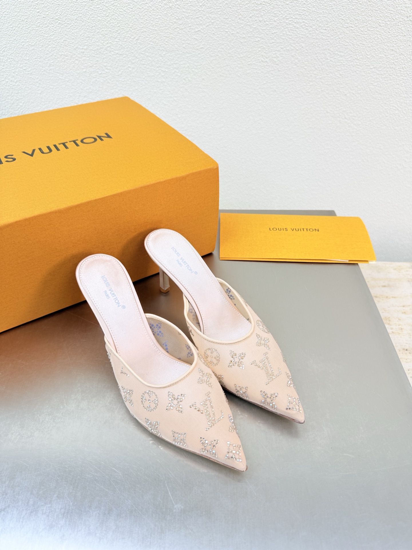 NO:789912,LV medium heel mesh diamond logo slippers L donkey super cost-effective packaging high quality flawless apricot mesh diamond P exquisite rhinestone inlaid logo shape LV allows LV to still provide creators and young players with surprise and desire. The new color combination is once again high-yield, and the actual product has been fully exposed and is expected to be released in the near future!  Material mesh mesh sole Italian genuine leather outsole Size 35 36 37 38 39 40 41 42 (customized for 40 41 42) Configuration original packaging, semi-drag high heels, louis vuitton, louis vuitton, high heels, slippers, Leather soles19860909LV 中跟 网钻logo拖鞋 L驴超高性价比 包装 高品质 无瑕疵 杏色 网钻 P 精致水钻镶嵌logo造型 LV 使得 LV  仍能为创作者、青年玩家,提供惊艳和渴望. 新配色再次高产上新,目前实物已经全面曝光,预计将在近期陆续发布！ 材质 网钻 鞋底意大利真皮大底 码数35 36 37 38 39 40 41 42（40 41 42定制）  配置原版包装,半拖高跟鞋,louis vuitton,louis vuitton,high heels,slippers,Leather soles,Women's Shoes