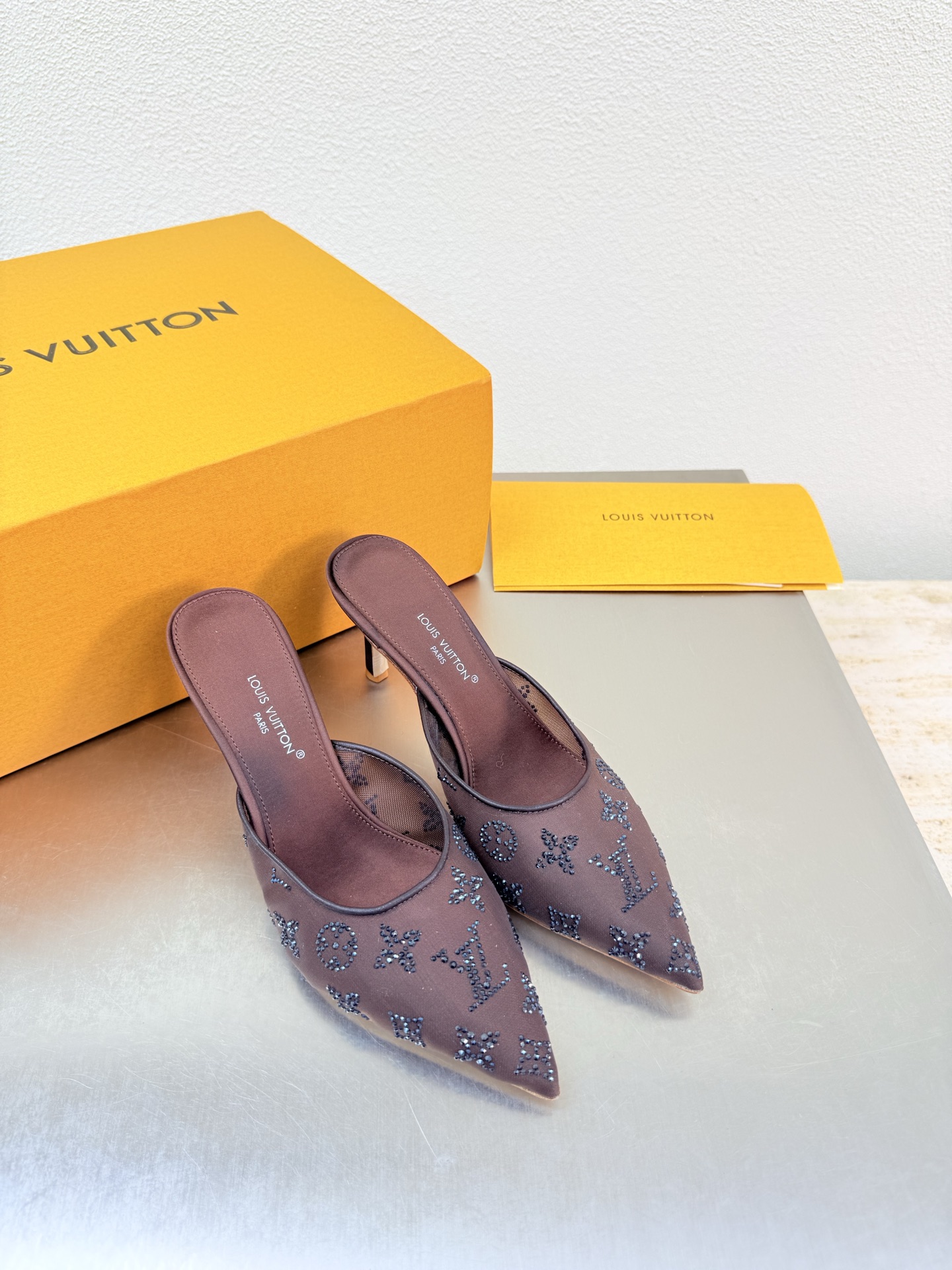 NO:789915,LV mid-heel mesh diamond logo slippers L donkey super cost-effective packaging high quality flawless brown mesh diamond P exquisite rhinestone inlaid logo shape LV allows LV to still provide creators and young players with surprise and desire. The new color combination is once again high-yield, and the actual product has been fully exposed and is expected to be released in the near future!  Material mesh mesh sole Italian genuine leather outsole Size 35 36 37 38 39 40 41 42 (customized for 40 41 42) Configuration original packaging, semi-drag high heels, louis vuitton, louis vuitton, high heels, slippers, Leather soles19860909LV 中跟 网钻logo拖鞋 L驴超高性价比 包装 高品质 无瑕疵 咖啡色 网钻 P 精致水钻镶嵌logo造型 LV 使得 LV  仍能为创作者、青年玩家,提供惊艳和渴望. 新配色再次高产上新,目前实物已经全面曝光,预计将在近期陆续发布！ 材质 网钻 鞋底意大利真皮大底 码数35 36 37 38 39 40 41 42（40 41 42定制）  配置原版包装,半拖高跟鞋,louis vuitton,louis vuitton,high heels,slippers,Leather soles,Women's Shoes