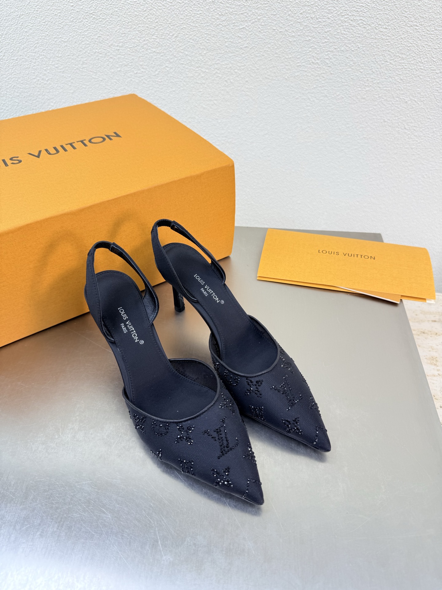 NO:789926,LV mid-heel mesh diamond logo slippers inlaid with Austrian diamonds L donkey super cost-effective packaging high quality flawless black mesh diamond P exquisite rhinestone inlaid logo shape LV enables LV to still provide creators and young players with surprise and desire. The new color combination is once again high-yield, and the actual product has been fully exposed and is expected to be released in the near future!  Material mesh diamond sole Italian leather outsole Size 35 36 37 38 39 40 41 42 (40 41 42 customized) Configuration original packaging, high heels and sandals, louis vuitton, louis vuitton, sandals, high heels, slippers, Leather soles19860909LV 中跟 网钻logo拖鞋 镶嵌奥钻 L驴超高性价比 包装 高品质 无瑕疵 黑色网钻 P 精致水钻镶嵌logo造型 LV 使得 LV  仍能为创作者、青年玩家,提供惊艳和渴望. 新配色再次高产上新,目前实物已经全面曝光,预计将在近期陆续发布！ 材质 网钻 鞋底意大利真皮大底 码数35 36 37 38 39 40 41 42（40 41 42定制）  配置原版包装,高跟鞋凉鞋,louis vuitton,louis vuitton,sandals,high heels,slippers,Leather soles,Women's Shoes