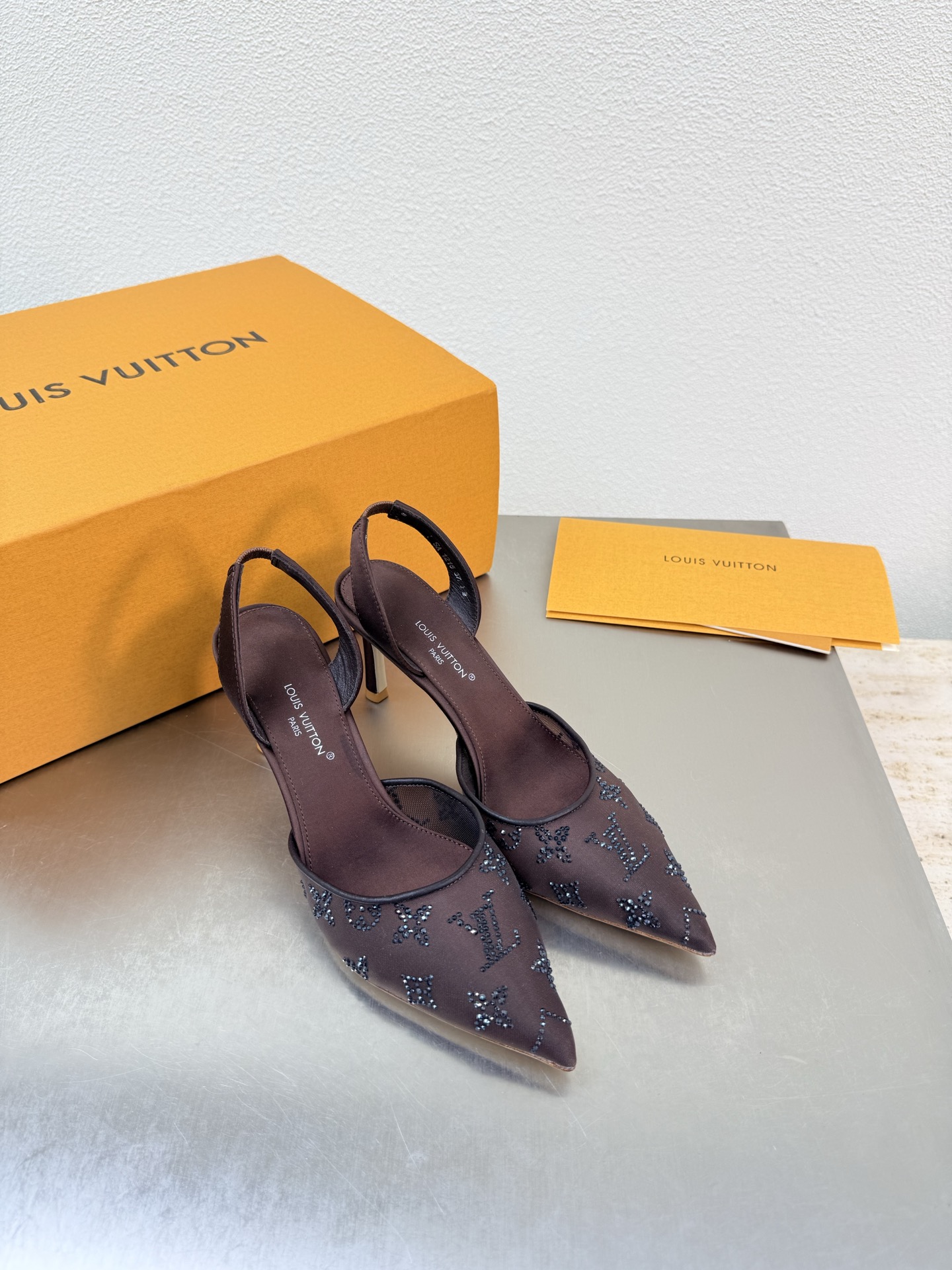 NO:789929,LV mid-heel mesh diamond logo slippers inlaid with Austrian diamonds L donkey super cost-effective packaging high quality flawless coffee mesh diamond P exquisite rhinestone inlaid logo shape LV allows LV to still provide creators and young players with surprise and desire. The new color combination is once again high-yield, and the actual product has been fully exposed and is expected to be released in the near future!  Material mesh diamond sole Italian leather outsole Size 35 36 37 38 39 40 41 42 (40 41 42 customized) Configuration original packaging, high heels and sandals, louis vuitton, louis vuitton, sandals, high heels, slippers, Leather soles19860909LV 中跟 网钻logo拖鞋 镶嵌奥钻 L驴超高性价比 包装 高品质 无瑕疵 咖啡 网钻 P 精致水钻镶嵌logo造型 LV 使得 LV  仍能为创作者、青年玩家,提供惊艳和渴望. 新配色再次高产上新,目前实物已经全面曝光,预计将在近期陆续发布！ 材质 网钻 鞋底意大利真皮大底 码数35 36 37 38 39 40 41 42（40 41 42定制）  配置原版包装,高跟鞋凉鞋,louis vuitton,louis vuitton,sandals,high heels,slippers,Leather soles,Women's Shoes