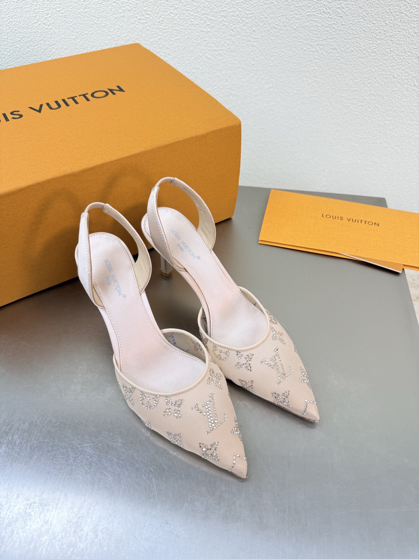 NO:789903,LV mid-heel mesh diamond logo slippers inlaid with Austrian diamonds L donkey super cost-effective packaging high quality flawless apricot mesh diamond P exquisite rhinestone inlaid logo shape LV allows LV to still provide creators and young players with surprise and desire. The new color combination is once again high-yield, and the actual product has been fully exposed and is expected to be released in the near future!  Material mesh diamond sole Italian leather outsole Size 35 36 37 38 39 40 41 42 (40 41 42 customized) Configuration original packaging, high heels and sandals, louis vuitton, louis vuitton, sandals, high heels, slippers, Leather soles19860909LV 中跟 网钻logo拖鞋 镶嵌奥钻 L驴超高性价比 包装 高品质 无瑕疵 杏色 网钻 P 精致水钻镶嵌logo造型 LV 使得 LV  仍能为创作者、青年玩家,提供惊艳和渴望. 新配色再次高产上新,目前实物已经全面曝光,预计将在近期陆续发布！ 材质 网钻 鞋底意大利真皮大底 码数35 36 37 38 39 40 41 42（40 41 42定制）  配置原版包装,高跟鞋凉鞋,louis vuitton,louis vuitton,sandals,high heels,slippers,Leather soles,Women's Shoes