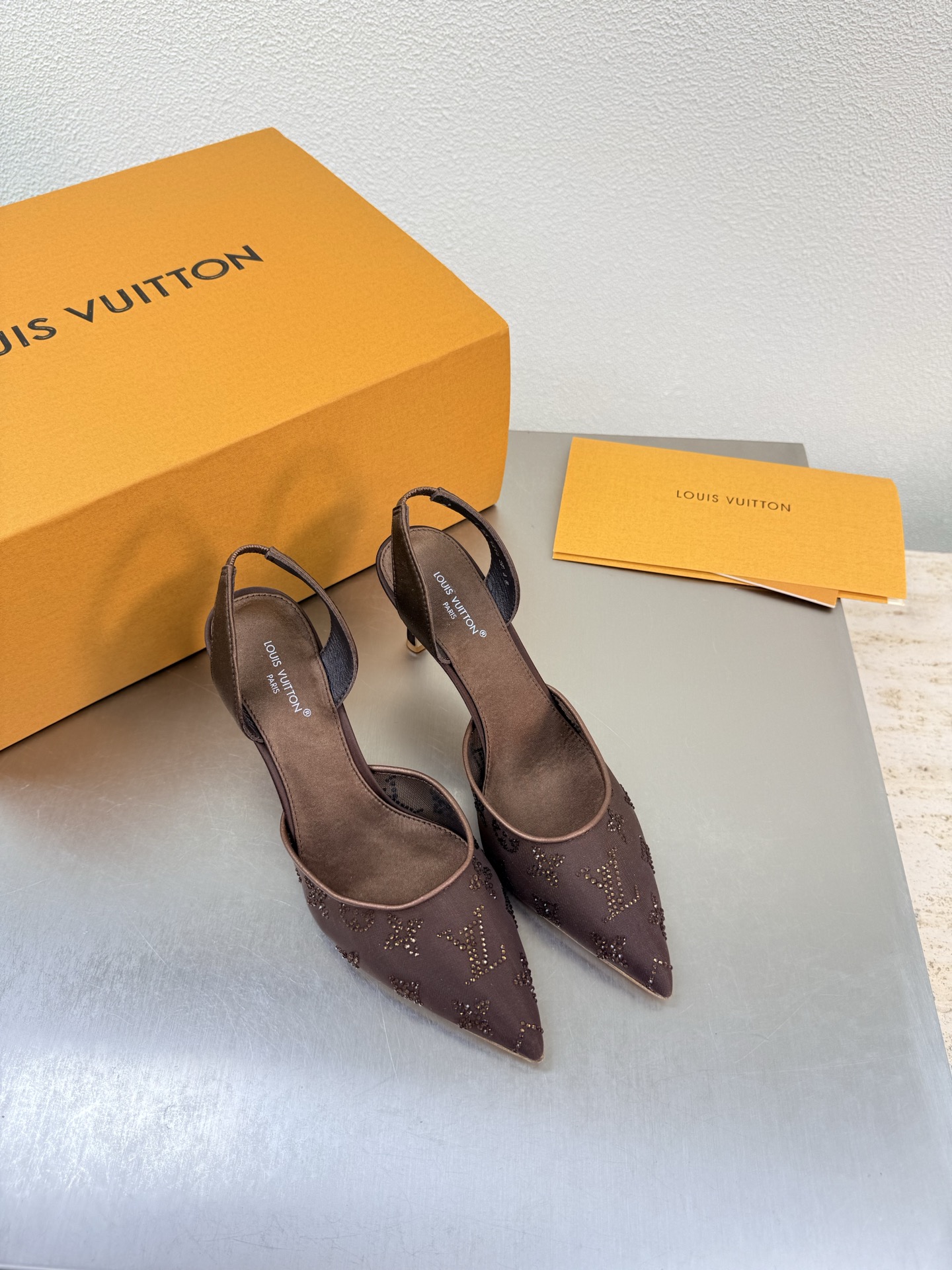 NO:789906,LV mid-heel mesh diamond logo slippers inlaid with Austrian diamonds L donkey super cost-effective packaging high quality flawless coffee color coffee diamond P exquisite rhinestone inlaid logo shape LV allows LV to still provide creators and young players with surprise and desire. The new color combination is once again high-yield, and the actual product has been fully exposed and is expected to be released in the near future!  Material mesh diamond sole Italian leather outsole Size 35 36 37 38 39 40 41 42 (40 41 42 customized) Configuration original packaging, high heels and sandals, louis vuitton, louis vuitton, sandals, high heels, slippers, Leather soles19860909LV 中跟 网钻logo拖鞋 镶嵌奥钻 L驴超高性价比 包装 高品质 无瑕疵 咖啡色 咖啡钻石 P 精致水钻镶嵌logo造型 LV 使得 LV  仍能为创作者、青年玩家,提供惊艳和渴望. 新配色再次高产上新,目前实物已经全面曝光,预计将在近期陆续发布！ 材质 网钻 鞋底意大利真皮大底 码数35 36 37 38 39 40 41 42（40 41 42定制）  配置原版包装,高跟鞋凉鞋,louis vuitton,louis vuitton,sandals,high heels,slippers,Leather soles,Women's Shoes