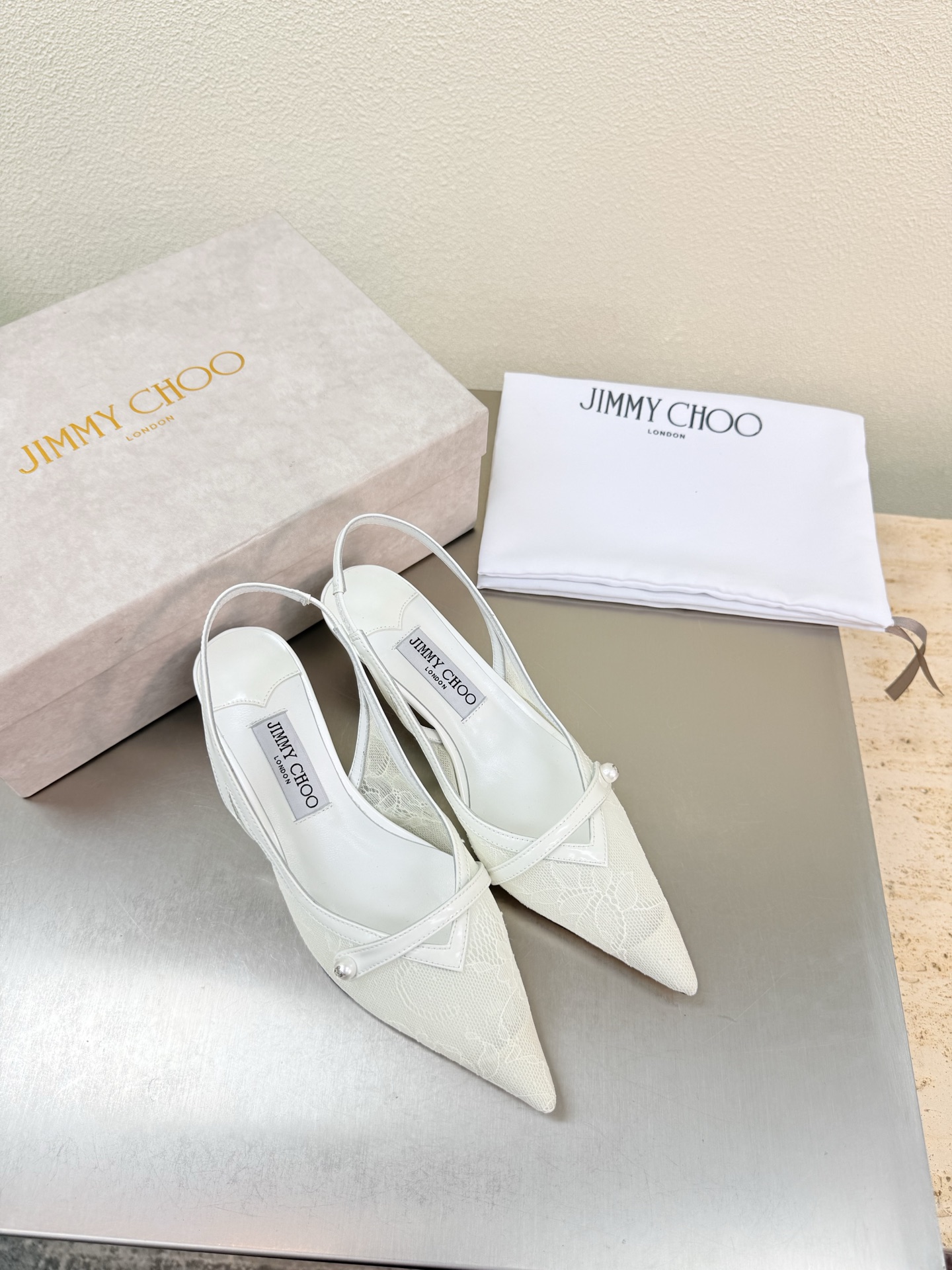 NO:789920,JC Mid Heel Lace Mesh Pearl Decoration Back Empty Series Lace JimmyChoo White Collins Store Mid Heel 6.5cm Sexy and Charming Jimmy Choo Diamond Buckle Series Classic Recently, many babies have come to the Collins Street store to express their love for this series! They are also currently displayed in the window as the treasure of the store. I believe all the babies passing by the Collins Street store have seen it. Lace mesh material, lambskin lining, Italian leather outsole, equipped with exquisite packaging 35 36 37  38 39 40 41 41 42 (40 41 42 customized),sandals,jimmy choo,sandals,sheepskin,Leather soles19860909JC 中跟 蕾丝网 珍珠装饰 后空系列 系列 蕾丝 JimmyChoo 白色 Collins Store  中跟6.5cm 性感迷人 Jimmy Choo 钻扣系列经典之作 最近好多宝宝来到Collins Street店来表白这个系列!他们也作为镇店之宝目前摆在橱窗 相信路过Collins Street店的宝宝都有看到过哦   蕾丝网料  小羊皮内里 意大利真皮大底 配置精品包装 35 36 37 38 39 40 41 41 42（40 41 42 定制）,凉鞋单鞋,jimmy choo,sandals,sheepskin,Leather soles,Women's Shoes