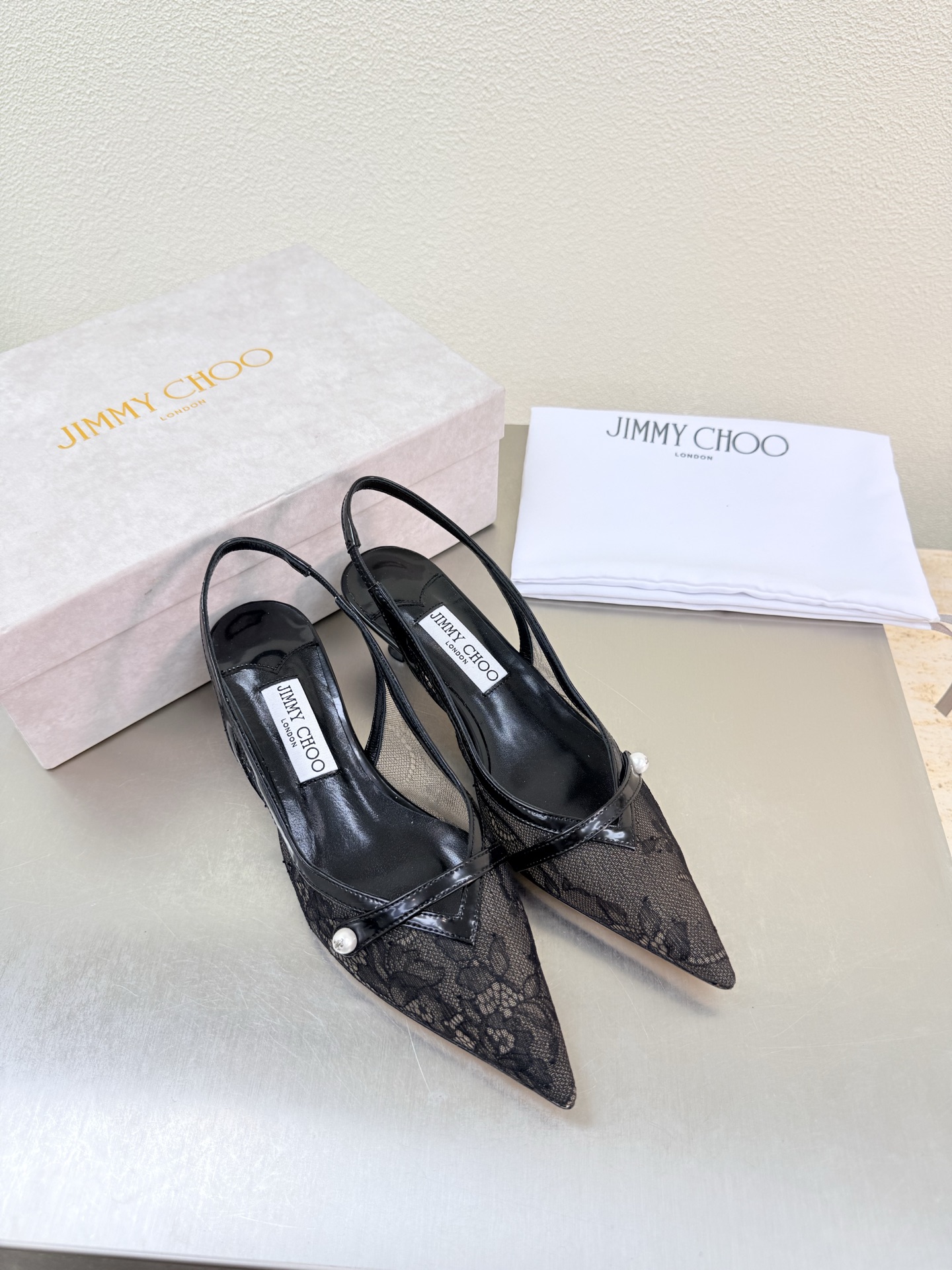 NO:789923,JC Mid Heel Lace Mesh Pearl Decoration Back Empty Series Lace JimmyChoo Black Collins Store Mid Heel 6.5cm Sexy and Charming Jimmy Choo Diamond Buckle Series Classic Recently, many babies have come to the Collins Street store to express their love for this series! They are also currently displayed in the window as the treasure of the store. I believe all the babies passing by the Collins Street store have seen it. Lace mesh material, lambskin lining, Italian leather outsole, equipped with exquisite packaging 35 36 37  38 39 40 41 41 42 (40 41 42 customized),sandals,jimmy choo,sandals,sheepskin,Leather soles19860909JC 中跟 蕾丝网 珍珠装饰 后空系列 系列 蕾丝 JimmyChoo 黑色 Collins Store  中跟6.5cm 性感迷人 Jimmy Choo 钻扣系列经典之作 最近好多宝宝来到Collins Street店来表白这个系列!他们也作为镇店之宝目前摆在橱窗 相信路过Collins Street店的宝宝都有看到过哦   蕾丝网料  小羊皮内里 意大利真皮大底 配置精品包装 35 36 37 38 39 40 41 41 42（40 41 42 定制）,凉鞋单鞋,jimmy choo,sandals,sheepskin,Leather soles,Women's Shoes