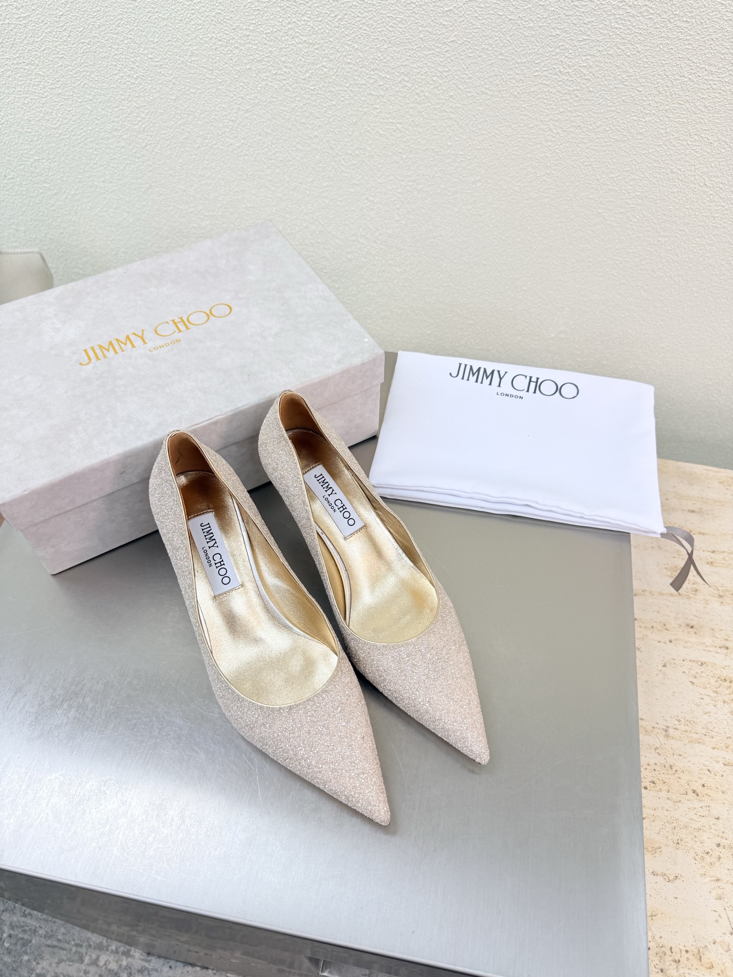 NO:789908,JC Mid Heel Classic Sequin Shoe Series Lace JimmyChoo White Collins Store Mid Heel 6.5cm Sexy and Charming Jimmy Choo Diamond Buckle Series Classic Recently, many babies have come to the Collins Street store to express their love for this series! They are also currently displayed in the window as the store's treasures. I believe all the babies passing by the Collins Street store have seen it. Sequin material, lambskin lining, Italian genuine leather outsole, equipped with boutique packaging 35 36 37 38  39 40 41 41 42 (40 41 42 customized), single shoes, jimmy choo, sheepskin, Leather soles19860909JC 中跟 经典亮片 单鞋 系列 蕾丝 JimmyChoo 白色 Collins Store  中跟6.5cm 性感迷人 Jimmy Choo 钻扣系列经典之作 最近好多宝宝来到Collins Street店来表白这个系列!他们也作为镇店之宝目前摆在橱窗 相信路过Collins Street店的宝宝都有看到过哦   亮片材质 小羊皮内里 意大利真皮大底 配置精品包装 35 36 37 38 39 40 41 41 42（40 41 42 定制）,单鞋,jimmy choo,sheepskin,Leather soles,Women's Shoes