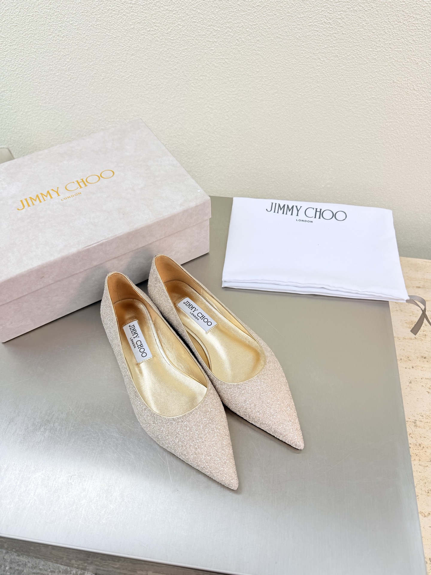 NO:789911,JC flat bottom classic sequined shoes series lace JimmyCoo white Collins Store flat bottom sexy and charming Jimmy Choo diamond buckle series classics Recently many babies have come to the Collins Street store to express their love for this series! They are also currently displayed in the window as a treasure of the store. I believe all the babies passing by the Collins Street store have seen it. Sequins Lambskin lining Italian genuine leather outsole Equipped with boutique packaging 35 36 37 38 39 40  41 41 42 (40 41 42 customized), single shoes, jimmy choo, sheepskin, Leather soles19860909JC 平底 经典亮片单鞋 系列 蕾丝 JimmyChoo 白色 Collins Store  平底 性感迷人 Jimmy Choo 钻扣系列经典之作 最近好多宝宝来到Collins Street店来表白这个系列!他们也作为镇店之宝目前摆在橱窗 相信路过Collins Street店的宝宝都有看到过哦   亮片 小羊皮内里 意大利真皮大底 配置精品包装 35 36 37 38 39 40 41 41 42（40 41 42 定制）,单鞋,jimmy choo,sheepskin,Leather soles,Women's Shoes