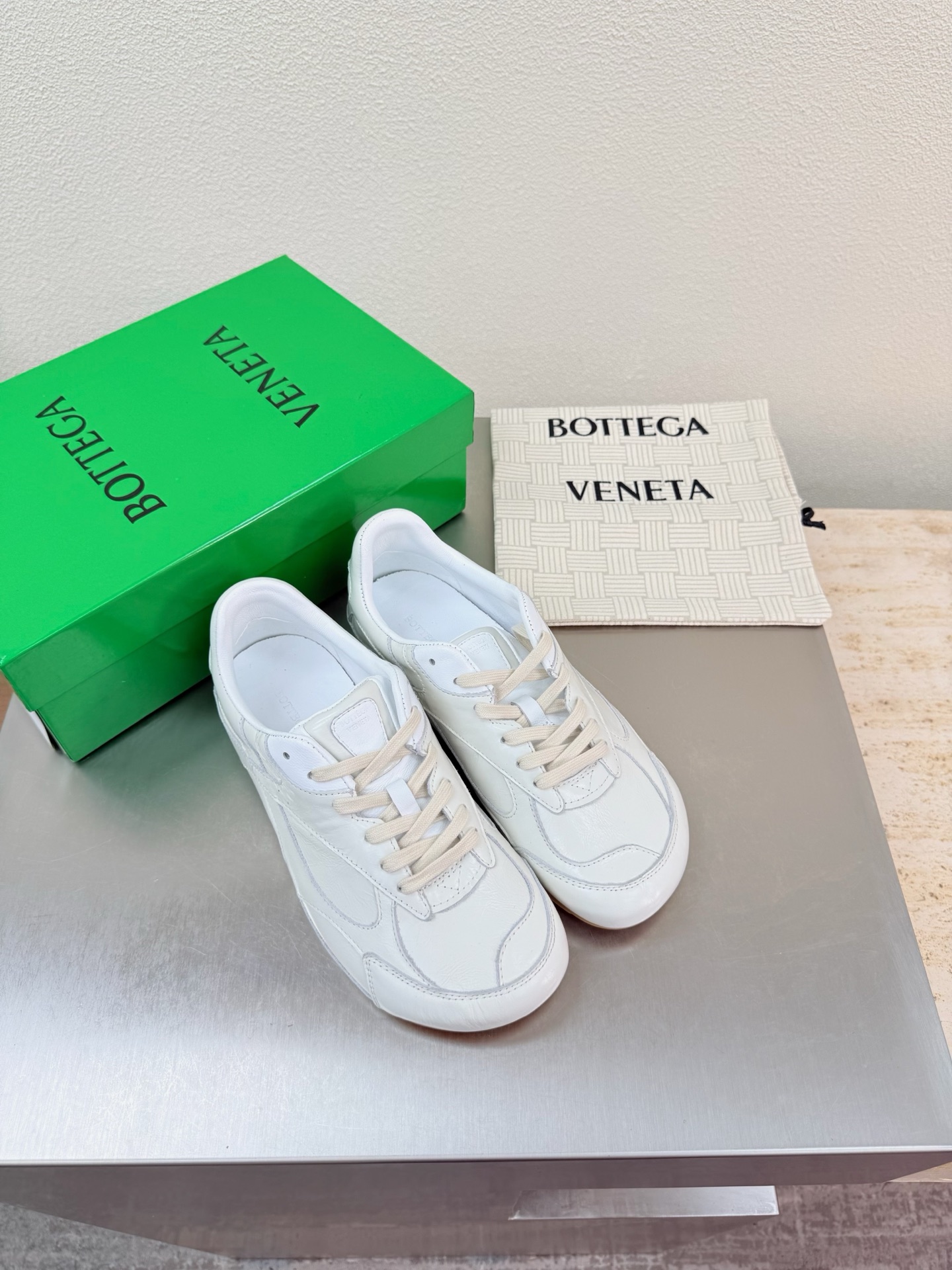 NO:789902,All butter leather BV Orbit Flash sneakers, off-white, butter leather, couples style dad shoes, original shoes purchased, matching color Runner sneakers, lambskin lining, with geometric pattern design, TPU rubber outsole, women's model, men's model 10, Wang Zha series, high version, correct craftsmanship, the same slim legs, very nice, durable and durable, standard version, package shoe technology, high version, outsole adopts color matching TPU suction molding process  Outsole Women's model 35 36 37 38 39 40 41 (40 41 customized) Men's model 39 40 41 42 43 44 45. (Customized size 45) (Customer logo can be accepted without refund and exchange price is excellent) Equipped with original packaging, casual shoes/sports shoes, bottega veneta, sneakers, sheepskin19860909全牛油皮款 BV Orbit Flash 运动鞋 米白 牛油皮 情侣款老爹鞋 原版鞋购入 对色 Runner运动鞋, 小羊皮内里 搭配几何图案设计TPU 橡胶外底 女款 男款10 王炸系列 高版本 认准工艺 对版  还是一样显腿细 非常nice 耐玩耐造 对标对版 套包鞋工艺 认准高版本  大底选用拼色TPU吸模工艺 大底 女款 35 36 37 38 39 40 41（40 41定制） 男款 39 40 41 42 43 44 45.(45码定制) (可承接客人logo不退换价优) 配置原版包装,休闲鞋/运动鞋,bottega veneta,sneakers,sheepskin,Women's Shoes