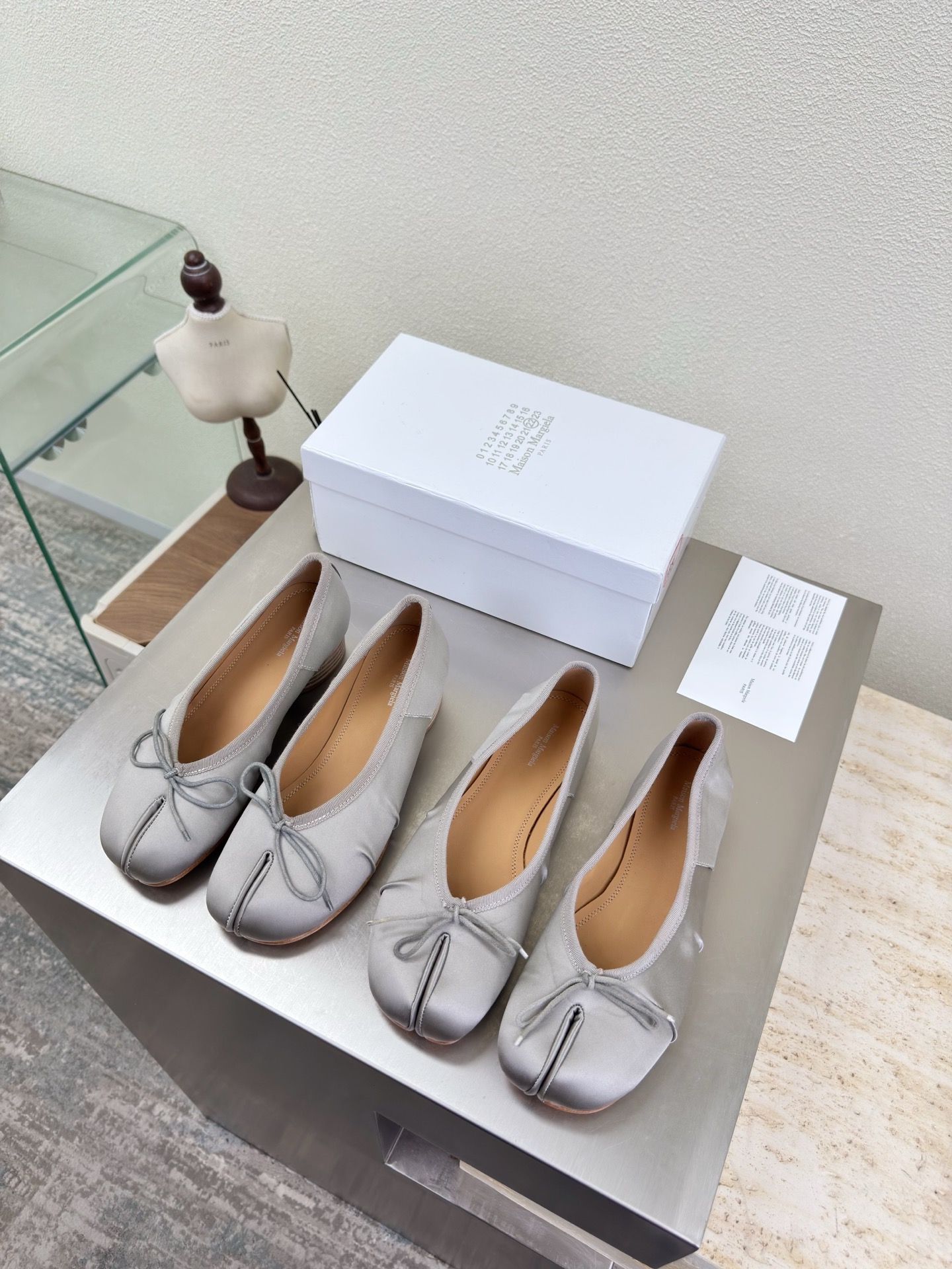 NO:781575,Silk material pleated split-toe shoes, mid-heel 3.5cm, flat bottom 1cm, same as the original leather outsole, gray silk, foot pads, lambskin MaisonMargiela MM6 is coming!  It smells so good. It has a beautiful and colorful girly feel!   A fashion item not to be missed. Simple and stylish beauty. A must-have item. Fashionable age-reducing artifact. Casual and honest feeling. Simple and advanced design. Incorporates the unique logo of MM6. Suitable for daily life. Leisure and vacation. Versatile. Really comfortable. Original consistent and comfortable genuine leather outsole. Split design. Original consistent material. Standard original order. Please look for our high-quality goods. 35 36 37 38 39 40 41 (40)  41 customized), split-toe shoes, masion margiela, masion margiela, sheepskin, real silk, Leather soles19860909真丝材质 褶皱分趾单鞋 中跟 3.5cm 平底 1cm 原版一致 真皮大底 灰色 真丝 垫脚 小羊皮 MaisonMargiela 马吉拉 MM6  火爆来袭！太香了  靓丽多彩少女感扑面而来！  不容错过的时尚单品 简单又有格调的美 跑量扛把子  必入单品 时尚减龄神器 随性率真的感脚 简单高级的设计 融入MM6独有的标志 同时满足日常 休闲渡假 百搭 真心巴适 原版一致舒适真皮大底 分体设计  原版一致材料 对标原单 请认准咱家高货 35 36 37 38 39 40 41（40 41 定制）,分趾鞋,masion margiela,masion margiela,sheepskin,real silk,Leather soles,Women's Shoes