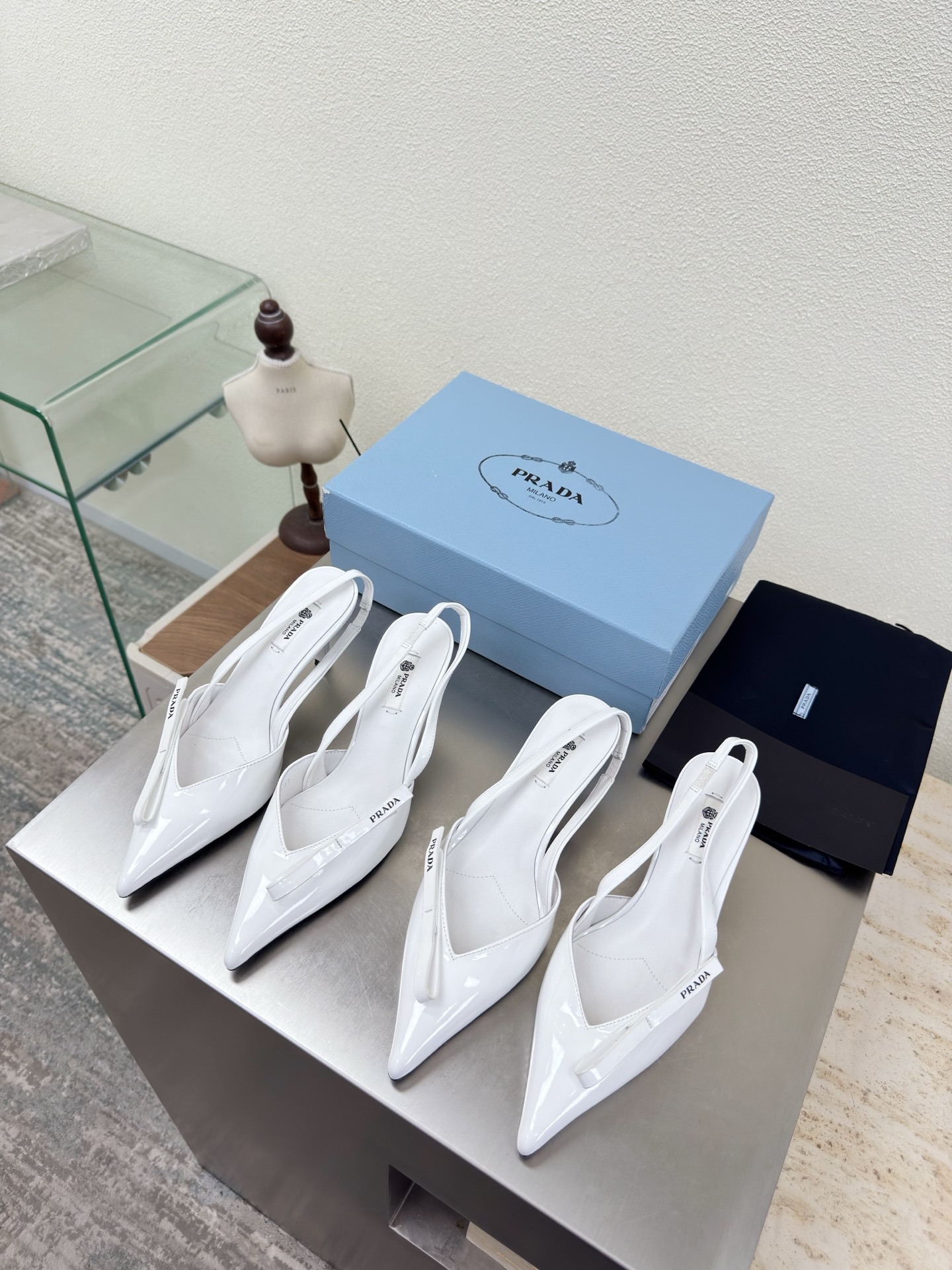NO:781556,Prada Prada hollow point-toe shoes, mid-heel 5.5cm, high heel 7.5cm, white PRADA original Italian genuine leather outsole, pursuit of excellence in details, design lines, very stylish, simple and pure tones, original molding, comfortable and street-friendly —————————————————— logo technology, leading the cutting edge, fabric, calf patent leather, exquisite logo leather pattern on the side, code number: 35 36 37 38 39 40 41 (40  41 orders) Comes with full package, high heels and sandals, prada, prada, sandals, high heels, Leather soles19860909Prada 普拉达 后空尖头鞋 中跟5.5cm 高跟7.5cm 白色 PRADA 原版 意大利真皮大底 追求卓越细节 设计的线条 很有格调 简单纯粹得色调 原版开模 舒适炸街 ———————————————————— logo 工艺 引领前沿 面料 小牛漆皮  侧面精致logo皮花   码数35 36 37 38 39 40 41（40 41 订） 配全套包装,高跟鞋凉鞋,prada,prada,sandals,high heels,Leather soles,Women's Shoes