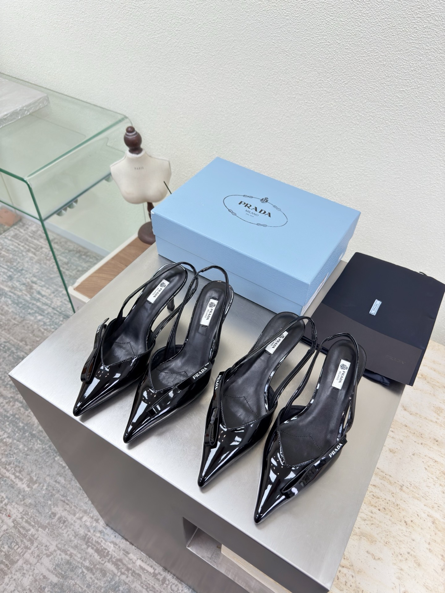 NO:781561,Prada Prada hollow point-toe shoes, mid-heel 5.5cm, high heel 7.5cm, black PRADA original Italian genuine leather outsole, pursuit of excellence in details, design lines, very stylish, simple and pure tones, original molding, comfortable and street-friendly —————————————————— logo technology, leading the cutting edge, fabric, calf patent leather, exquisite logo leather pattern on the side, code number: 35 36 37 38 39 40 41 (40  41 orders) Comes with full package, high heels and sandals, prada, prada, sandals, high heels, Leather soles19860909Prada 普拉达 后空尖头鞋 中跟5.5cm 高跟7.5cm 黑色 PRADA 原版 意大利真皮大底 追求卓越细节 设计的线条 很有格调 简单纯粹得色调 原版开模 舒适炸街 ———————————————————— logo 工艺 引领前沿 面料 小牛漆皮  侧面精致logo皮花   码数35 36 37 38 39 40 41（40 41 订） 配全套包装,高跟鞋凉鞋,prada,prada,sandals,high heels,Leather soles,Women's Shoes