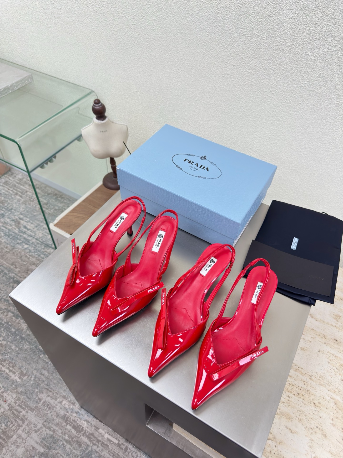 NO:781568,Prada Prada hollow point-toe shoes, mid-heel 5.5cm, high heel 7.5cm, red PRADA original Italian genuine leather outsole, pursuit of excellence in details, design lines, very stylish, simple and pure tones, original molding, comfortable and street-friendly —————————————————— logo technology, leading the cutting edge, fabric, calf patent leather, exquisite logo leather pattern on the side, code number: 35 36 37 38 39 40 41 (40  41 orders) Comes with full package, high heels and sandals, prada, prada, sandals, high heels, Leather soles19860909Prada 普拉达 后空尖头鞋 中跟5.5cm 高跟7.5cm 红色 PRADA 原版 意大利真皮大底 追求卓越细节 设计的线条 很有格调 简单纯粹得色调 原版开模 舒适炸街 ———————————————————— logo 工艺 引领前沿 面料 小牛漆皮  侧面精致logo皮花   码数35 36 37 38 39 40 41（40 41 订） 配全套包装,高跟鞋凉鞋,prada,prada,sandals,high heels,Leather soles,Women's Shoes