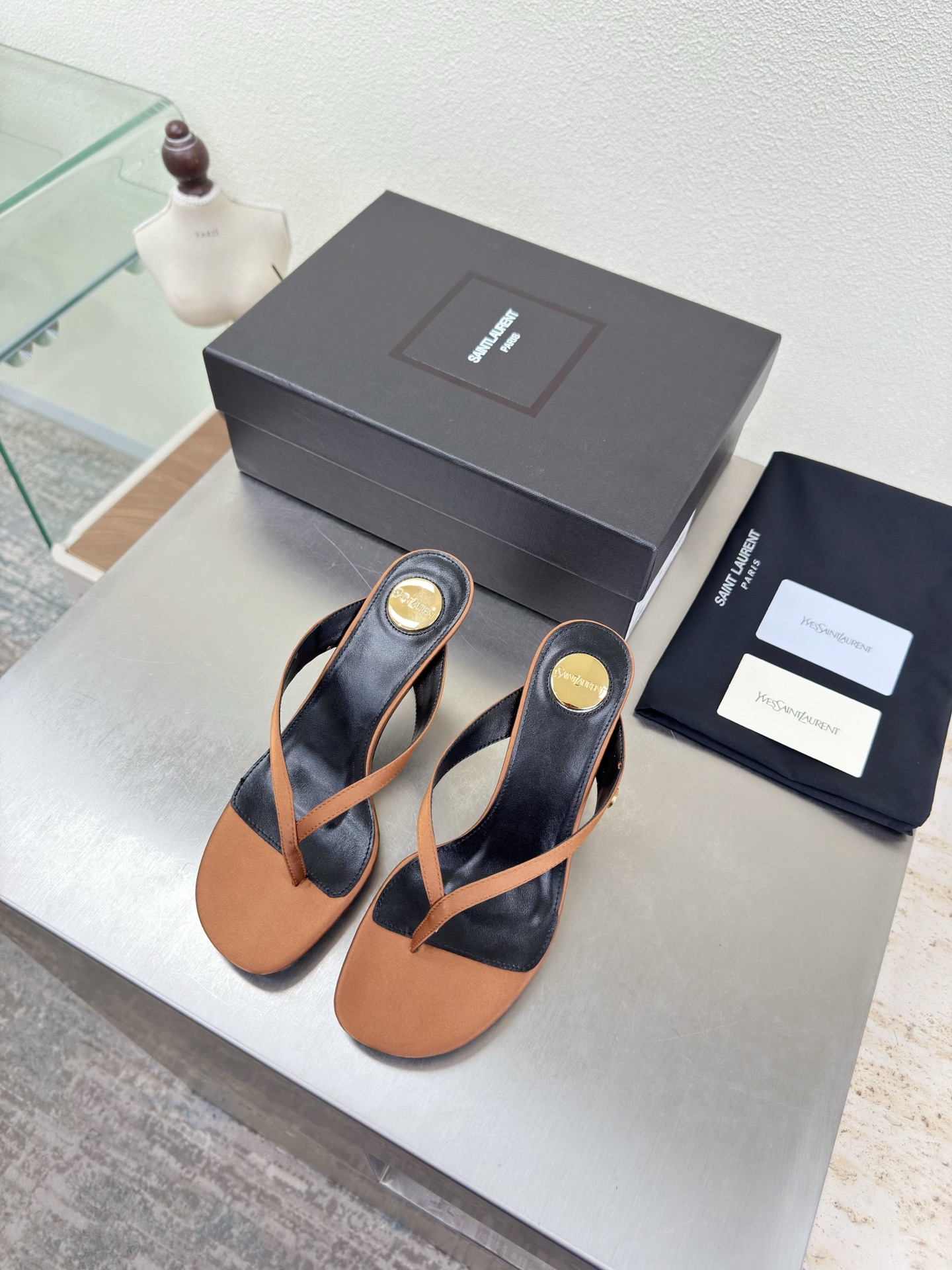 NO:781574,YSL Side Exquisite Painted logo Accessories Yvette Saint Laurent Saint Laurent logo Brown Exquisite silk material The poplar forest that understands women's hearts best Beautiful shoes with no dead ends Support aura Noble temperament Imported sheepskin lining Fits the feet Comfortable Italian imported genuine leather outsole Size 35 36 37 38 39 40 41 (order 40 41) Comes with counter packaging, split-toe shoes, saint  laurent,saint laurent,saint laurent,sheepskin,real silk,Leather soles19860909YSL 侧精致 烤漆logo 配件 Yvette Saint Laurent圣罗兰logo 棕色 精致  真丝材质 最懂女人心的杨树林 无死角的美鞋 撑起气场 气质高贵  进口羊皮内里 贴脚 舒适 意大利进口真皮大底  码数35 36 37 38 39 40 41 （40 41 订） 配专柜包装,分趾鞋,saint laurent,saint laurent,saint laurent,sheepskin,real silk,Leather soles,Women's Shoes