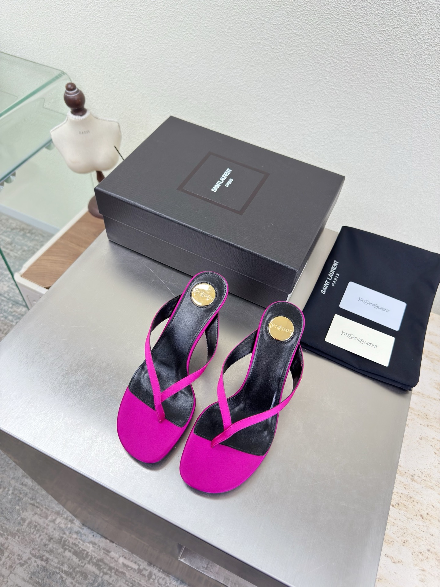NO:781581,YSL Side Exquisite Painted logo Accessories Yvette Saint Laurent Saint Laurent logo Rose red Exquisite Silk material The poplar forest that understands women's hearts best Beautiful shoes with no dead ends Support the aura and noble temperament Imported sheepskin lining Fits the feet Comfortable Italian imported genuine leather outsole Size number 35 36 37 38 39 40 41 (order 40 41)  With counter packaging, split-toe shoes, saint laurent, saint laurent, saint laurent, sheepskin, real silk, Leather soles19860909YSL 侧精致 烤漆logo 配件 Yvette Saint Laurent圣罗兰logo 玫红色 精致  真丝材质 最懂女人心的杨树林 无死角的美鞋 撑起气场 气质高贵  进口羊皮内里 贴脚 舒适 意大利进口真皮大底  码数35 36 37 38 39 40 41 （40 41 订） 配专柜包装,分趾鞋,saint laurent,saint laurent,saint laurent,sheepskin,real silk,Leather soles,Women's Shoes