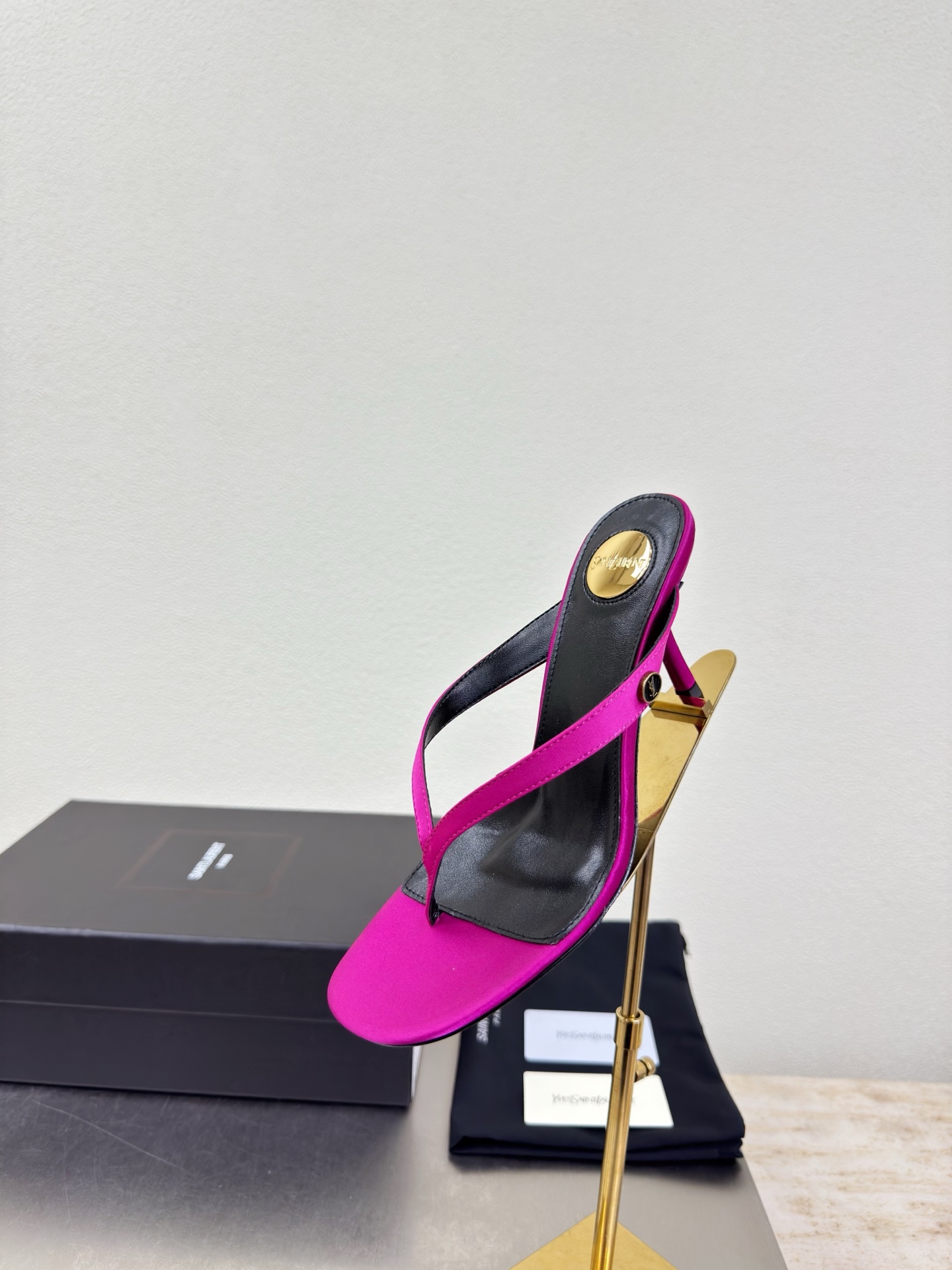 NO:781549,YSL Saint Laurent high heel side lacquered logo accessories flip-flops, split-toe shoes, saint laurent, saint laurent, slippers19860909YSL 圣罗兰 高跟侧烤漆logo配饰 夹趾拖鞋,分趾鞋,saint laurent,saint laurent,slippers,Women's Shoes