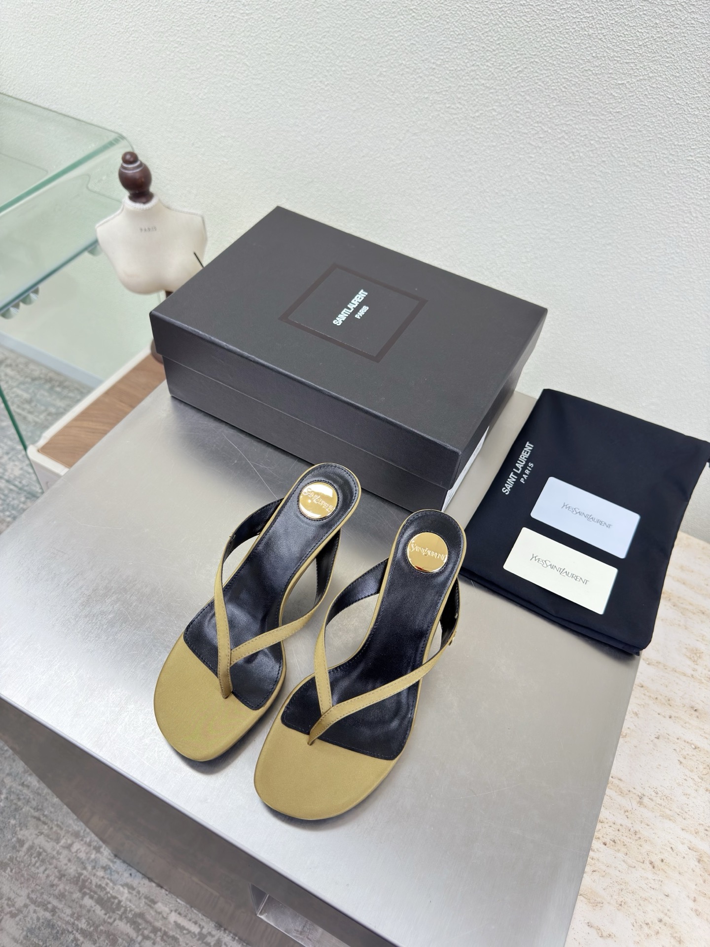 NO:781588,YSL Side Exquisite Painted logo Accessories Yvette Saint Laurent Saint Laurent logo Military green exquisite Silk material The poplar forest that understands women's hearts best Beautiful shoes with no dead ends Support aura Noble temperament Imported sheepskin lining Fits the feet Comfortable Italian imported genuine leather outsole Size 35 36 37 38 39 40 41 (order 40 41) Comes with counter packaging, split-toe shoes, saint  laurent,saint laurent,saint laurent,sheepskin,real silk,Leather soles19860909YSL 侧精致 烤漆logo 配件 Yvette Saint Laurent圣罗兰logo 军绿精致  真丝材质 最懂女人心的杨树林 无死角的美鞋 撑起气场 气质高贵  进口羊皮内里 贴脚 舒适 意大利进口真皮大底  码数35 36 37 38 39 40 41 （40 41 订） 配专柜包装,分趾鞋,saint laurent,saint laurent,saint laurent,sheepskin,real silk,Leather soles,Women's Shoes