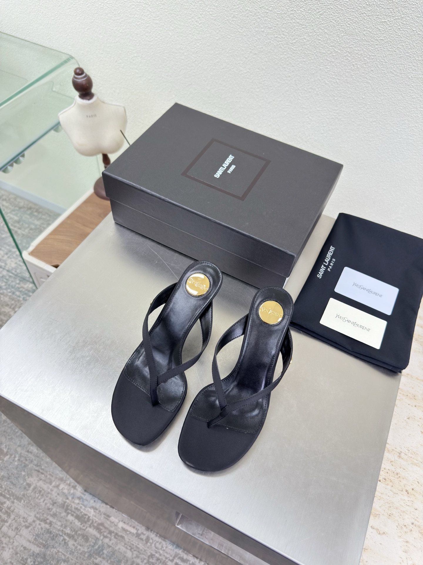 NO:781595,YSL Side Exquisite Painted logo Accessories Yvette Saint Laurent Saint Laurent logo Black Exquisite Silk material The poplar forest that understands women's hearts best Beautiful shoes with no dead ends Support aura Noble temperament Imported sheepskin lining Fits the feet Comfortable Italian imported genuine leather outsole Size 35 36 37 38 39 40 41 (order 40 41) Comes with counter packaging, split-toe shoes, saint  laurent,saint laurent,saint laurent,sheepskin,real silk,Leather soles19860909YSL 侧精致 烤漆logo 配件 Yvette Saint Laurent圣罗兰logo 黑色 精致  真丝材质 最懂女人心的杨树林 无死角的美鞋 撑起气场 气质高贵  进口羊皮内里 贴脚 舒适 意大利进口真皮大底  码数35 36 37 38 39 40 41 （40 41 订） 配专柜包装,分趾鞋,saint laurent,saint laurent,saint laurent,sheepskin,real silk,Leather soles,Women's Shoes