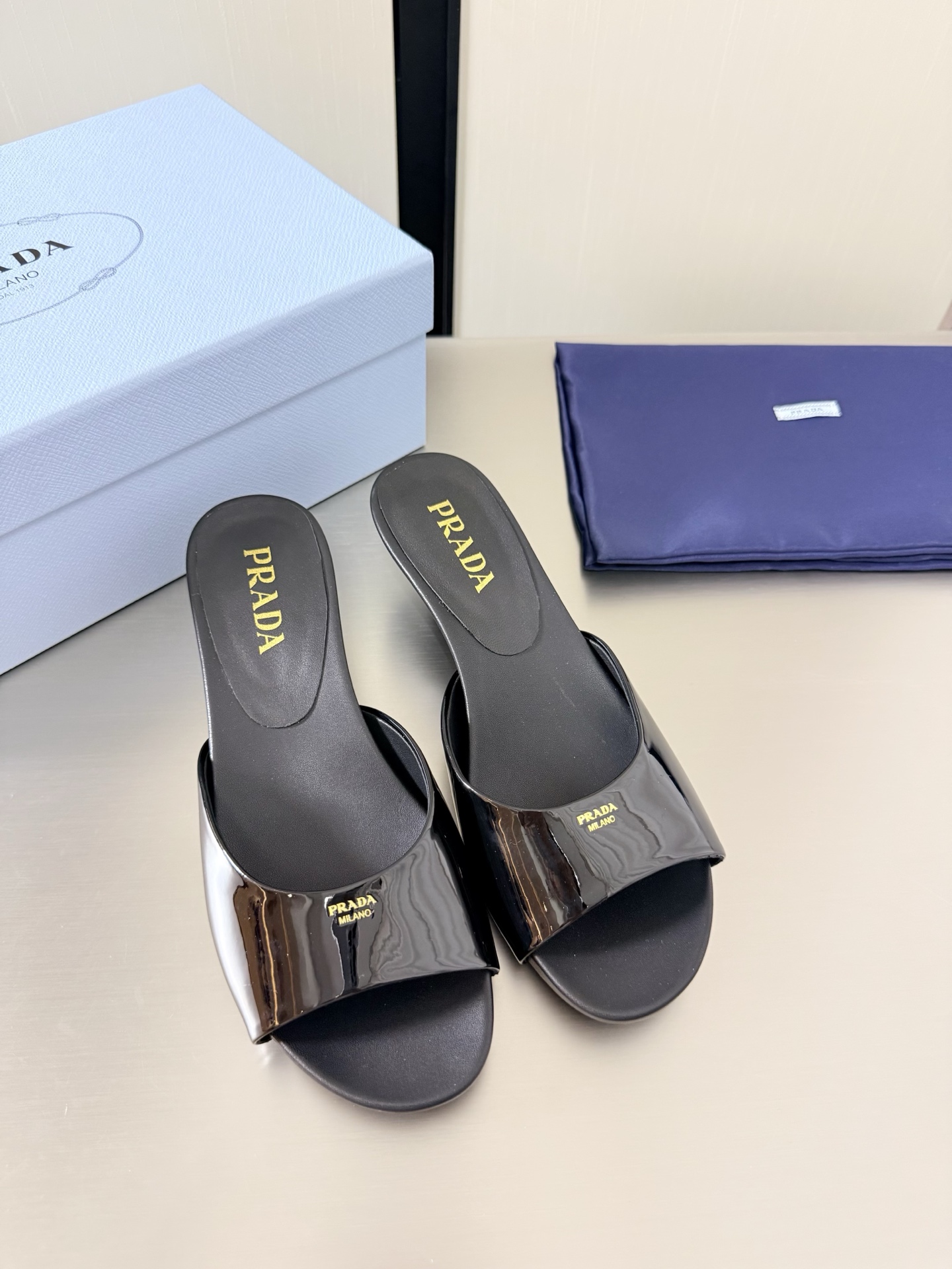 NO:781548,Prada Mid-heel Thick-soled slippers Comfortable foot bed Black PRADA original molded outsole Pursuing excellent details Designed lines Very stylish Simple and pure tones Original molding Comfortable and popular on the street —————————————————— Logo Technology Leading the cutting edge Fabric Calf patent leather Molded molded outsole Size 35 36 37 38 39 40 (order 40)  Comes with full package, slippers, prada, prada, slippers19860909Prada 普拉达 中跟 厚底拖鞋 舒适脚床 黑色 PRADA 原版成型 大底 追求卓越细节 设计的线条 很有格调 简单纯粹得色调 原版开模 舒适炸街 ———————————————————— logo 工艺 引领前沿 面料 小牛漆皮  成型开模大底    码数35 36 37 38 39 40（40 订） 配全套包装,拖鞋,prada,prada,slippers,Women's Shoes