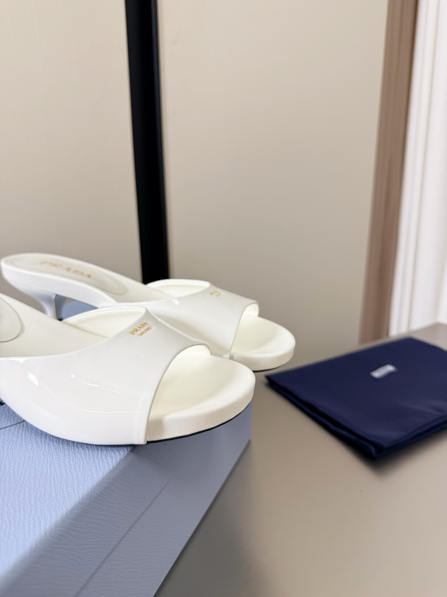 NO:781555,Prada Mid-heel Thick-soled slippers Comfortable foot bed White PRADA original molded outsole Pursuing excellent details Designed lines Very stylish Simple and pure tones Original molding Comfortable and popular on the street —————————————————— Logo Technology Leading the cutting edge Fabric Calf patent leather Molded molded outsole Size 35 36 37 38 39 40 (order 40)  Comes with full package, slippers, prada, prada, slippers19860909Prada 普拉达 中跟 厚底拖鞋 舒适脚床 白色 PRADA 原版成型 大底 追求卓越细节 设计的线条 很有格调 简单纯粹得色调 原版开模 舒适炸街 ———————————————————— logo 工艺 引领前沿 面料 小牛漆皮  成型开模大底    码数35 36 37 38 39 40（40 订） 配全套包装,拖鞋,prada,prada,slippers,Women's Shoes