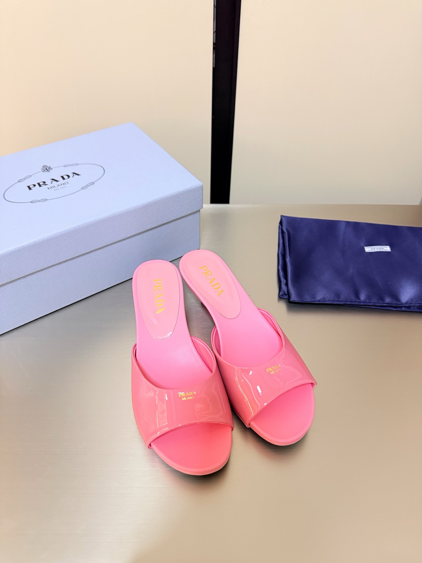 NO:781560,Prada Mid-heel Thick-soled slippers Comfortable foot bed Pink PRADA original molded outsole Pursuing excellent details Designed lines Very stylish Simple and pure tones Original molding Comfortable and popular on the street —————————————————— Logo Technology Leading the cutting edge Fabric Calf patent leather Molded molded outsole Size 35 36 37 38 39 40 (order 40)  Comes with full package, slippers, prada, prada, slippers19860909Prada 普拉达 中跟 厚底拖鞋 舒适脚床 粉色 PRADA 原版成型 大底 追求卓越细节 设计的线条 很有格调 简单纯粹得色调 原版开模 舒适炸街 ———————————————————— logo 工艺 引领前沿 面料 小牛漆皮  成型开模大底    码数35 36 37 38 39 40（40 订） 配全套包装,拖鞋,prada,prada,slippers,Women's Shoes