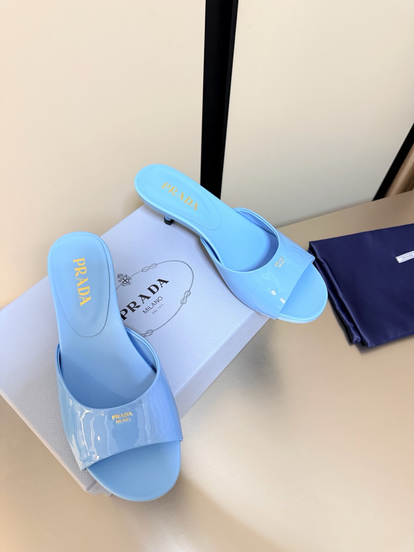 NO:781567,Prada Mid-heel Thick-soled slippers Comfortable foot bed Blue PRADA original molded outsole Pursuing excellent details Designed lines Very stylish Simple and pure tones Original molding Comfortable and popular on the street —————————————————— Logo Technology Leading the cutting edge Fabric Calf patent leather Molded molded outsole Size 35 36 37 38 39 40 (order 40)  Comes with full package, slippers, prada, prada, slippers19860909Prada 普拉达 中跟 厚底拖鞋 舒适脚床 蓝色 PRADA 原版成型 大底 追求卓越细节 设计的线条 很有格调 简单纯粹得色调 原版开模 舒适炸街 ———————————————————— logo 工艺 引领前沿 面料 小牛漆皮  成型开模大底    码数35 36 37 38 39 40（40 订） 配全套包装,拖鞋,prada,prada,slippers,Women's Shoes