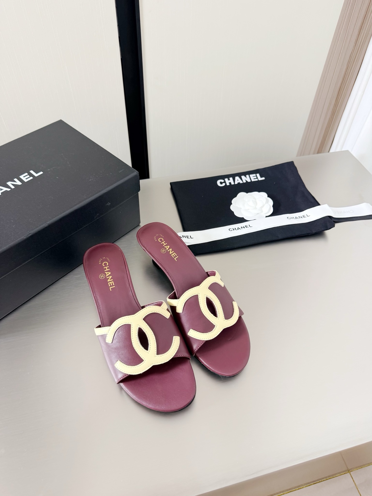 NO:781497,Chanel Medium Heel Large Logo Series Sheepskin Slippers Xiaoxiang Medium Heel Contrasting Color Logo Blessing Comfortable and Style Apricot Red Original Lambskin Material Sheepskin Lining Italian Genuine Leather Outsole l Full Texture Classic Round Toe Design Super Comfortable The logo is clearly visible Elegant Lambskin lining is used on the lining The foot pads with clear logo No tired feet Steel-stamped brand logo Matching and matching Pursuit of quality Original Italian genuine leather outsole Logo outsole  Full of texture 35 36 37 38 39 40 41 (40 41 customized) with original packaging, slippers, chanel, slippers, sheepskin, Leather soles19860909香奈儿 中跟 大logo 系列 羊皮拖鞋 小香 中跟 撞色 logo 加持 舒适有范 杏红 原版 小羊皮材质  羊皮内里 意大利真皮大底 l 质感满满 经典圆头设计 超舒适   logo清晰可见  优雅 内里选用小羊皮内里 垫脚logo清晰  不累脚 钢印品牌logo 对标对版 追求品质 原版 意大利真皮大底 logo大底 质感满满  35 36 37 38 39 40 41（40 41 定制） 搭配原版包装,拖鞋,chanel,slippers,sheepskin,Leather soles,Women's Shoes