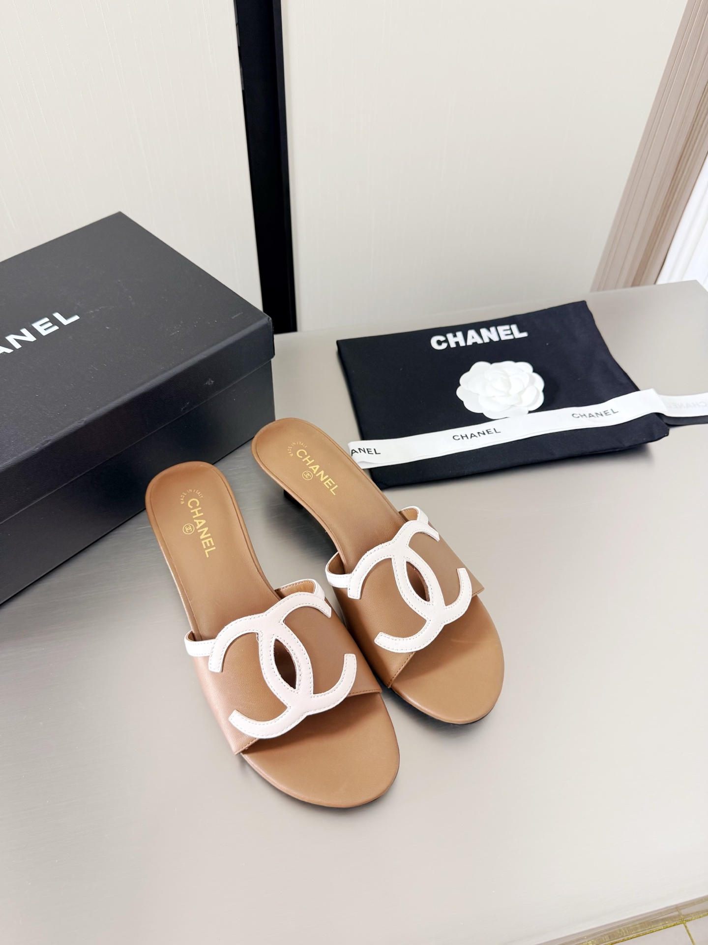 NO:781504,Chanel Medium Heel Large Logo Series Sheepskin Slippers Xiaoxiang Medium Heel Contrast Color Logo Blessing Comfortable and Style White Apricot Original Lambskin Material Sheepskin Lining Italian Genuine Leather Outsole l Full Texture Classic Round Toe Design Super Comfortable The logo is clearly visible Elegant Lambskin lining is used on the inside The foot pads have clear logo No tired feet Stamped brand logo Matching version Pursuing quality Original Italian leather outsole Logo outsole  Full of texture 35 36 37 38 39 40 41 (40 41 customized) with original packaging, slippers, chanel, slippers, sheepskin, Leather soles19860909香奈儿 中跟 大logo 系列 羊皮拖鞋 小香 中跟 撞色 logo 加持 舒适有范 白杏 原版 小羊皮材质  羊皮内里 意大利真皮大底 l 质感满满 经典圆头设计 超舒适   logo清晰可见  优雅 内里选用小羊皮内里 垫脚logo清晰  不累脚 钢印品牌logo 对标对版 追求品质 原版 意大利真皮大底 logo大底 质感满满  35 36 37 38 39 40 41（40 41 定制） 搭配原版包装,拖鞋,chanel,slippers,sheepskin,Leather soles,Women's Shoes