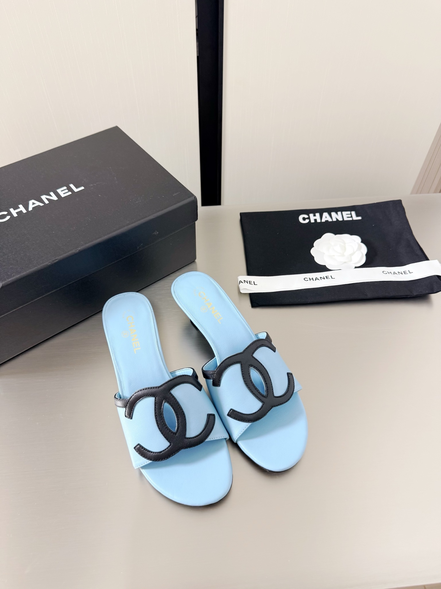 NO:781512,Chanel Medium Heel Big Logo Series Sheepskin Slippers Xiaoxiang Medium Heel Contrast Color Logo Blessing Comfortable and Style Black Blue Original Lambskin Material Sheepskin Lining Italian Genuine Leather Outsole l Full Texture Classic Round Toe Design Super Comfortable Logo Clearly Visible Elegant Lambskin Lining Used on the Interior Foot Pads with Clear Logo Not Tiring Feet Steel Stamped Brand Logo Matching Version Pursuit of Quality Original Italian Genuine Leather Outsole Logo Outsole  Full of texture 35 36 37 38 39 40 41 (40 41 customized) with original packaging, slippers, chanel, slippers, sheepskin, Leather soles19860909香奈儿 中跟 大logo 系列 羊皮拖鞋 小香 中跟 撞色 logo 加持 舒适有范  黑蓝 原版 小羊皮材质  羊皮内里 意大利真皮大底 l 质感满满 经典圆头设计 超舒适   logo清晰可见  优雅 内里选用小羊皮内里 垫脚logo清晰  不累脚 钢印品牌logo 对标对版 追求品质 原版 意大利真皮大底 logo大底 质感满满  35 36 37 38 39 40 41（40 41 定制） 搭配原版包装,拖鞋,chanel,slippers,sheepskin,Leather soles,Women's Shoes