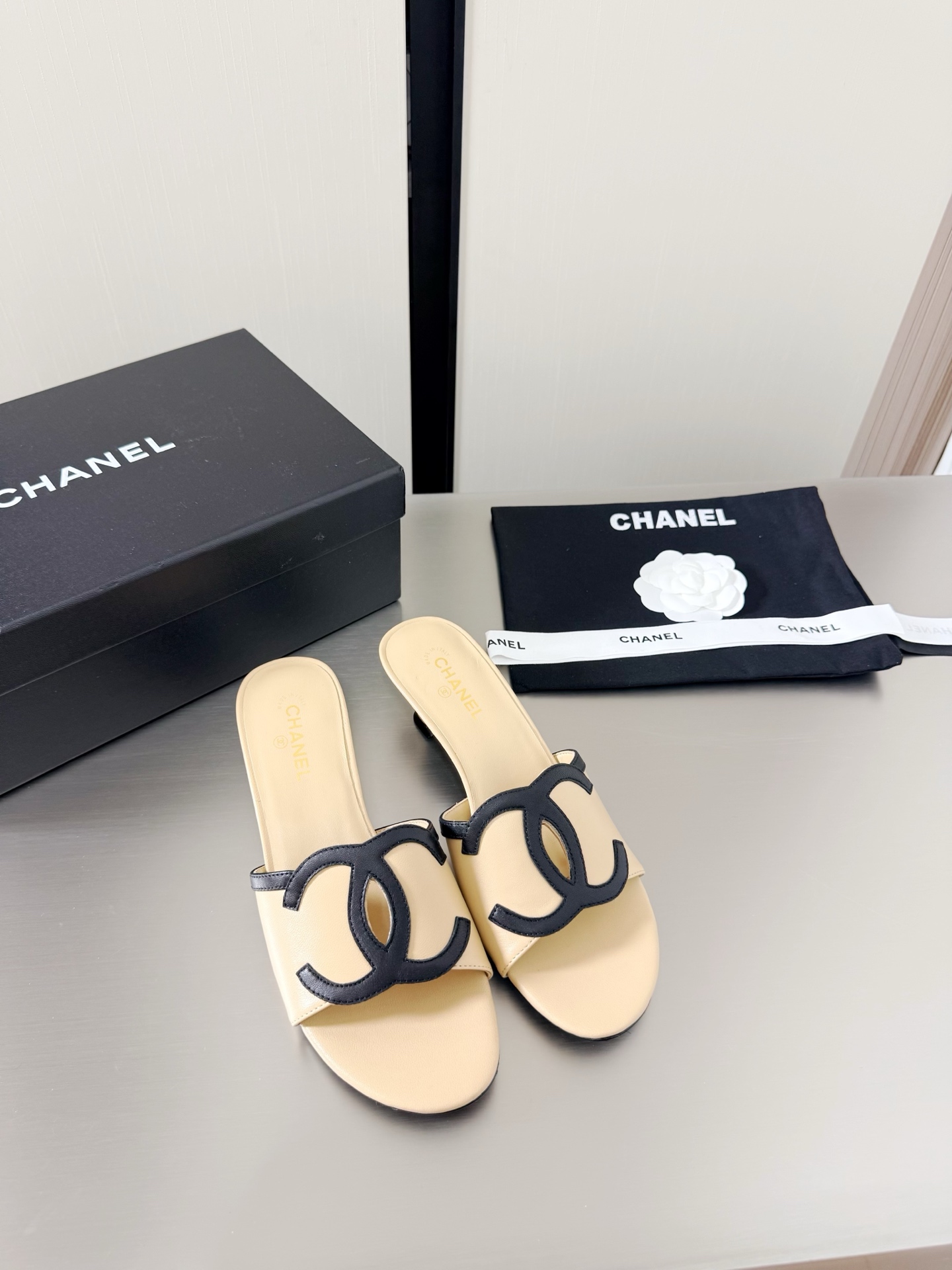 NO:781520,Chanel Medium Heel Large Logo Series Sheepskin Slippers Xiaoxiang Medium Heel Contrasting Color Logo Blessing Comfortable and Style Black Apricot Original Lambskin Material Sheepskin Lining Italian Genuine Leather Outsole l Full Texture Classic Round Toe Design Super Comfortable The logo is clearly visible Elegant Lambskin lining is used on the lining The foot pads with clear logo No tired feet Steel-stamped brand logo Matching and matching Pursuit of quality Original Italian genuine leather outsole Logo outsole  Full of texture 35 36 37 38 39 40 41 (40 41 customized) with original packaging, slippers, chanel, slippers, sheepskin, Leather soles19860909香奈儿 中跟 大logo 系列 羊皮拖鞋 小香 中跟 撞色 logo 加持 舒适有范 黑杏 原版 小羊皮材质  羊皮内里 意大利真皮大底 l 质感满满 经典圆头设计 超舒适   logo清晰可见  优雅 内里选用小羊皮内里 垫脚logo清晰  不累脚 钢印品牌logo 对标对版 追求品质 原版 意大利真皮大底 logo大底 质感满满  35 36 37 38 39 40 41（40 41 定制） 搭配原版包装,拖鞋,chanel,slippers,sheepskin,Leather soles,Women's Shoes