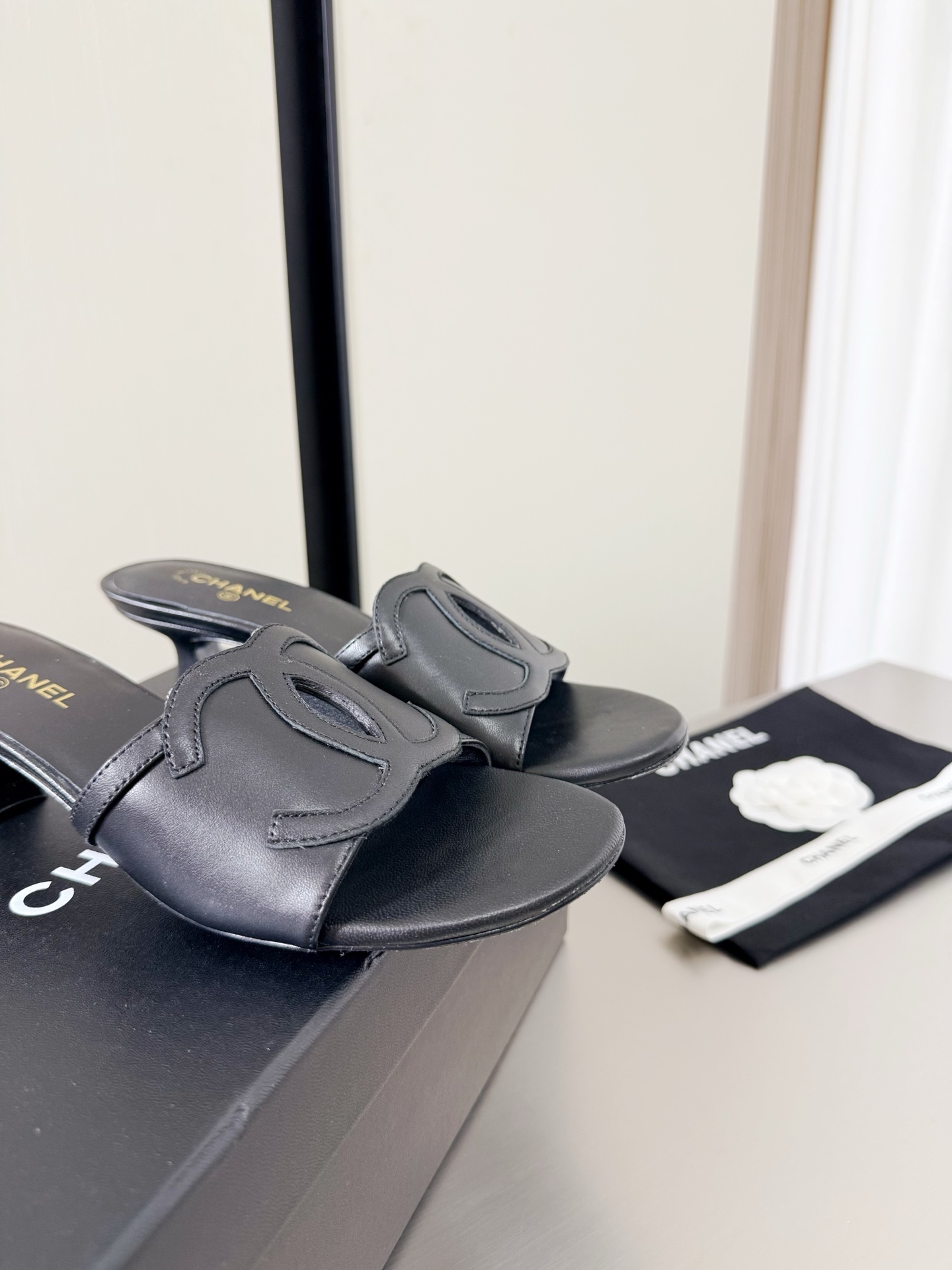 NO:781528,Chanel Medium Heel Large Logo Series Sheepskin Slippers Xiaoxiang Medium Heel Contrast Color Logo Blessing Comfortable and Style Black Original Lambskin Material Sheepskin Lining Italian Genuine Leather Outsole l Full Texture Classic Round Toe Design Super Comfortable The logo is clearly visible Elegant Lambskin lining is used on the lining The foot pads with clear logo No tired feet Stamped brand logo Matching version Pursuing quality Original Italian leather outsole Logo outsole  Full of texture 35 36 37 38 39 40 41 (40 41 customized) with original packaging, slippers, chanel, slippers, sheepskin, Leather soles19860909香奈儿 中跟 大logo 系列 羊皮拖鞋 小香 中跟 撞色 logo 加持 舒适有范 黑色 原版 小羊皮材质  羊皮内里 意大利真皮大底 l 质感满满 经典圆头设计 超舒适   logo清晰可见  优雅 内里选用小羊皮内里 垫脚logo清晰  不累脚 钢印品牌logo 对标对版 追求品质 原版 意大利真皮大底 logo大底 质感满满  35 36 37 38 39 40 41（40 41 定制） 搭配原版包装,拖鞋,chanel,slippers,sheepskin,Leather soles,Women's Shoes