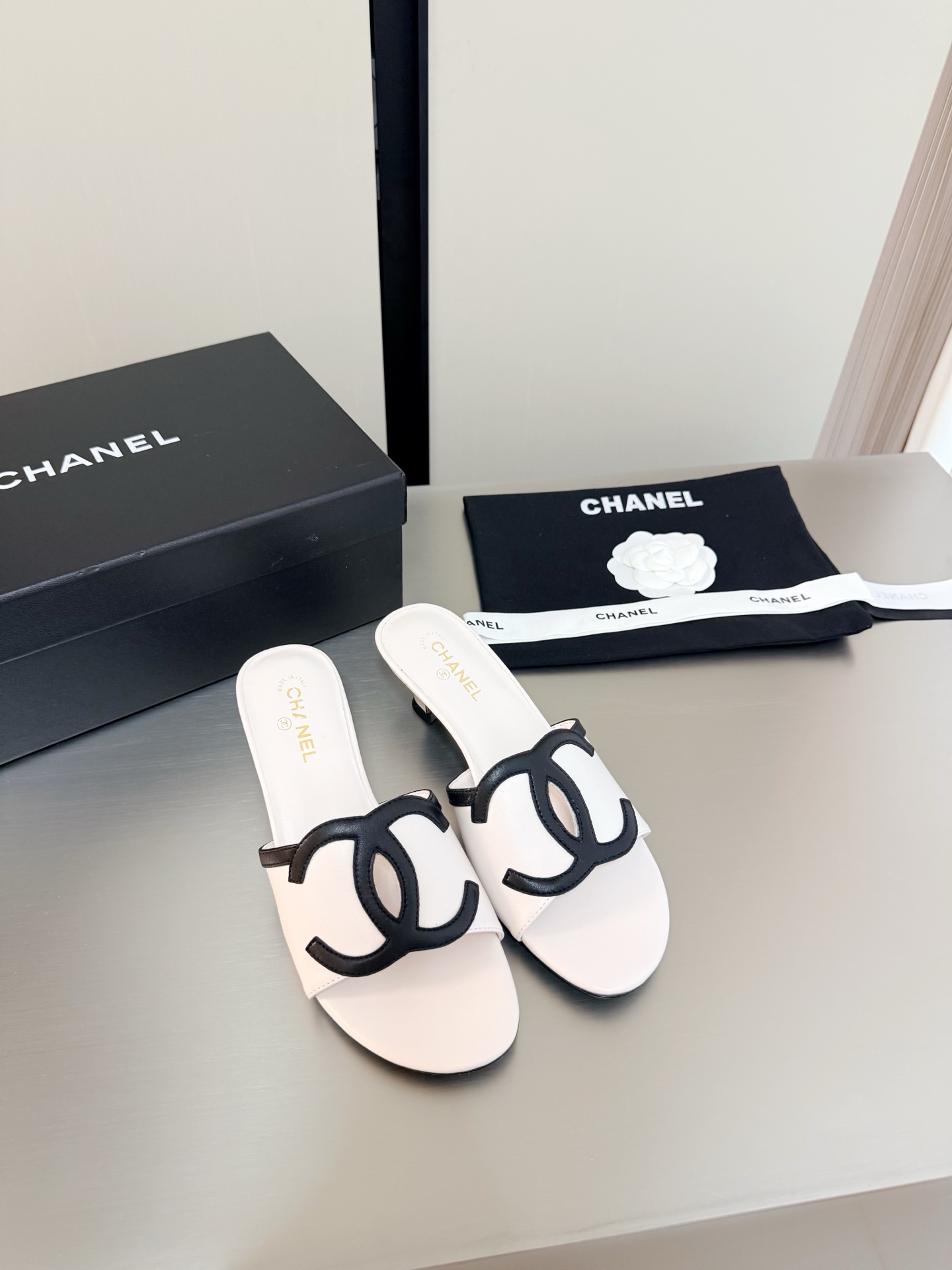 NO:781534,Chanel Medium Heel Big Logo Series Sheepskin Slippers Xiaoxiang Medium Heel Contrast Color Logo Blessing Comfortable and Style Black and White Original Lambskin Material Sheepskin Lining Italian Genuine Leather Outsole l Full Texture Classic Round Toe Design Super Comfortable The logo is clearly visible Elegant Lambskin lining is used on the inside The foot pads have clear logo No tired feet Steel-stamped brand logo Matching and matching Pursuit of quality Original Italian leather outsole Logo outsole  Full of texture 35 36 37 38 39 40 41 (40 41 customized) with original packaging, slippers, chanel, slippers, sheepskin, Leather soles19860909香奈儿 中跟 大logo 系列 羊皮拖鞋 小香 中跟 撞色 logo 加持 舒适有范 黑白 原版 小羊皮材质  羊皮内里 意大利真皮大底 l 质感满满 经典圆头设计 超舒适   logo清晰可见  优雅 内里选用小羊皮内里 垫脚logo清晰  不累脚 钢印品牌logo 对标对版 追求品质 原版 意大利真皮大底 logo大底 质感满满  35 36 37 38 39 40 41（40 41 定制） 搭配原版包装,拖鞋,chanel,slippers,sheepskin,Leather soles,Women's Shoes