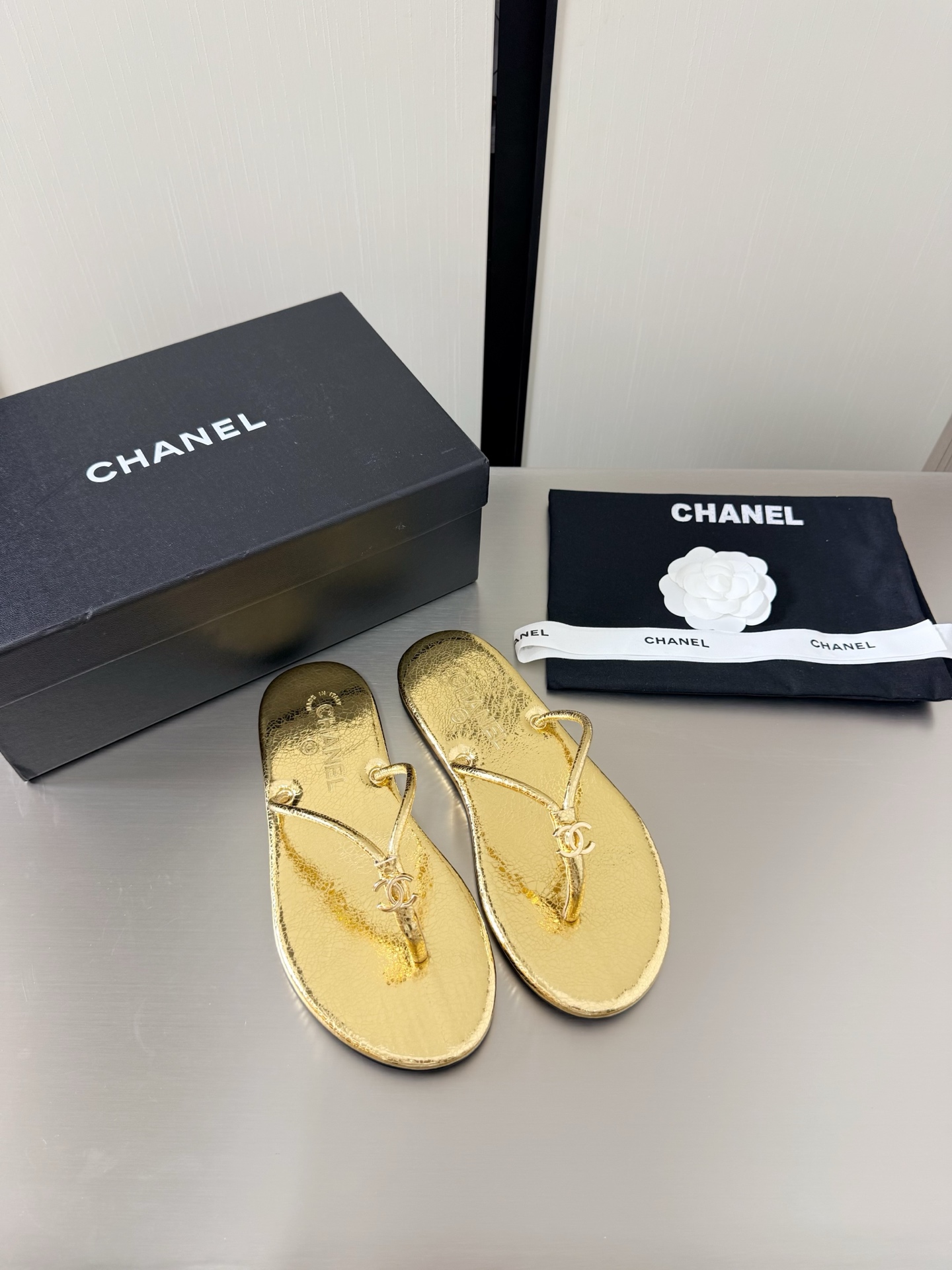 NO:781457,Chanel Flat Bottom Rope Design Popular Slippers Xiaoxiang Flat Bottom Metal Logo Blessing Comfortable and Style Gold Original Lambskin Material Sheepskin Lining Molded Outsole l Full Texture Classic Round Toe Design Super Comfortable Logo Clearly Visible Elegant Lambskin Lining Lined Foot Logo Clear Not Tiring Feet Stamped Brand Logo Matching Version Pursuing Quality Original Italian Genuine Leather Outsole Logo Outsole Full Texture  35 36 37 38 39 40 41 (40 41 customized) with original packaging, split-toe shoes, chanel, slippers, sheepskin, Leather soles19860909香奈儿 平底 绳子设计爆款拖鞋 小香 平底  金属 logo 加持 舒适有范 金色 原版 小羊皮材质  羊皮内里 成型大底 l 质感满满 经典圆头设计 超舒适   logo清晰可见  优雅 内里选用小羊皮内里 垫脚logo清晰  不累脚 钢印品牌logo 对标对版 追求品质 原版 意大利真皮大底 logo大底 质感满满  35 36 37 38 39 40 41（40 41 定制） 搭配原版包装,分趾鞋,chanel,slippers,sheepskin,Leather soles,Women's Shoes