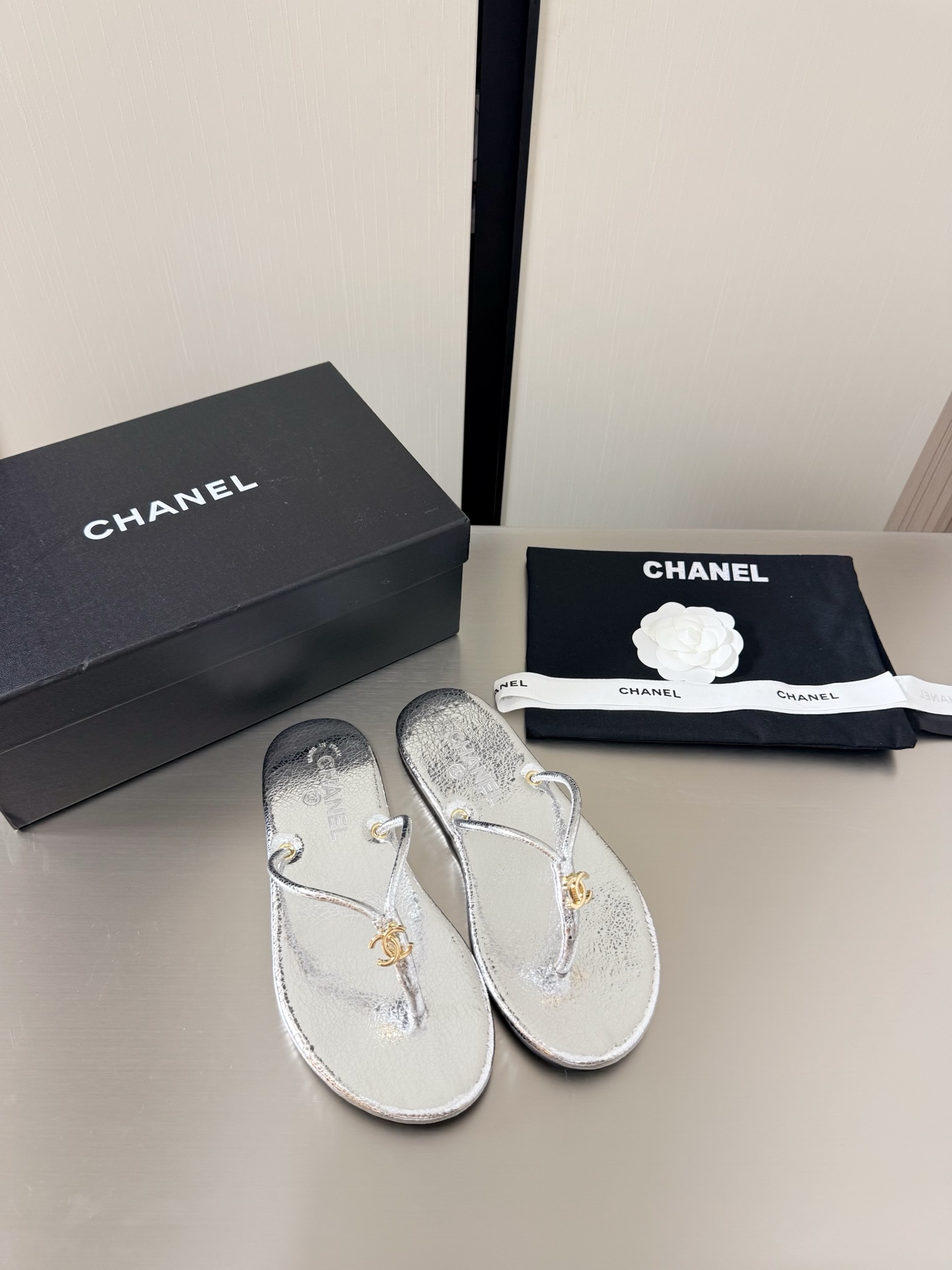 NO:781465,Chanel Flat Bottom Rope Design Popular Slippers Xiaoxiang Flat Bottom Metal Logo Blessing Comfortable and Style Silver Original Lambskin Material Sheepskin Lining Molded Outsole l Full Texture Classic Round Toe Design Super Comfortable Logo Clearly Visible Elegant Lambskin Lining Used on the Interior Foot Logo Clear Not Tiring Feet Stamped Brand Logo Matching Version Pursuing Quality Original Italian Genuine Leather Outsole Logo Outsole Full Texture  35 36 37 38 39 40 41 (40 41 customized) with original packaging, split-toe shoes, chanel, slippers, sheepskin, Leather soles19860909香奈儿 平底 绳子设计爆款拖鞋 小香 平底  金属 logo 加持 舒适有范 银色 原版 小羊皮材质  羊皮内里 成型大底 l 质感满满 经典圆头设计 超舒适   logo清晰可见  优雅 内里选用小羊皮内里 垫脚logo清晰  不累脚 钢印品牌logo 对标对版 追求品质 原版 意大利真皮大底 logo大底 质感满满  35 36 37 38 39 40 41（40 41 定制） 搭配原版包装,分趾鞋,chanel,slippers,sheepskin,Leather soles,Women's Shoes