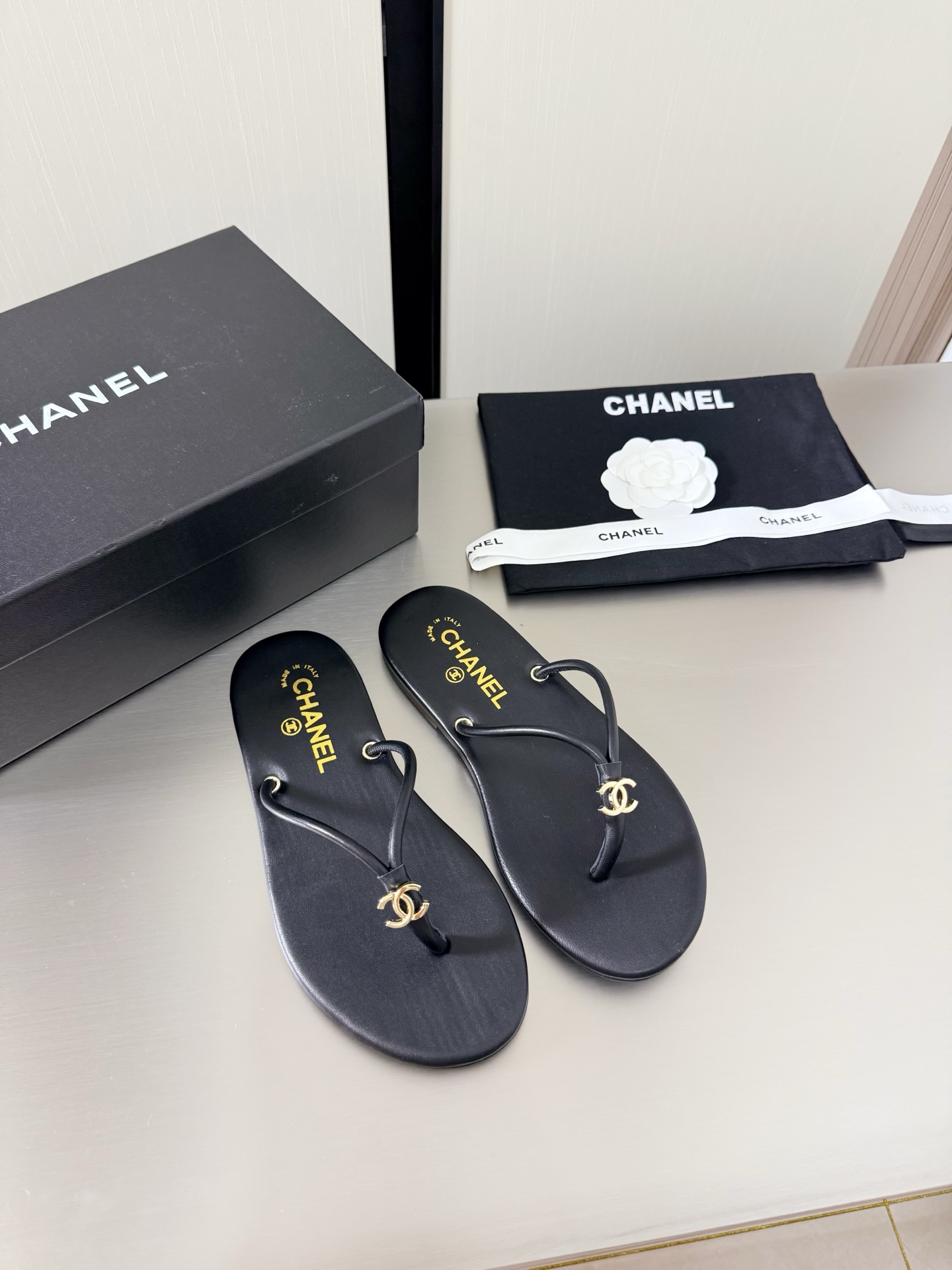 NO:781473,Chanel flat bottom rope design popular slippers Xiaoxiang flat bottom metal logo blessing comfortable and classy red original lambskin material sheepskin lining molded outsole l full of texture classic round toe design super comfortable logo clearly visible elegant lambskin lining on the lining clear foot logo not tiring feet steel stamped brand logo benchmarking version pursuit of quality original Italian genuine leather outsole logo outsole full of texture  35 36 37 38 39 40 41 (40 41 customized) with original packaging, split-toe shoes, chanel, slippers, sheepskin, Leather soles19860909香奈儿 平底 绳子设计爆款拖鞋 小香 平底  金属 logo 加持 舒适有范 红色 原版 小羊皮材质  羊皮内里 成型大底 l 质感满满 经典圆头设计 超舒适   logo清晰可见  优雅 内里选用小羊皮内里 垫脚logo清晰  不累脚 钢印品牌logo 对标对版 追求品质 原版 意大利真皮大底 logo大底 质感满满  35 36 37 38 39 40 41（40 41 定制） 搭配原版包装,分趾鞋,chanel,slippers,sheepskin,Leather soles,Women's Shoes