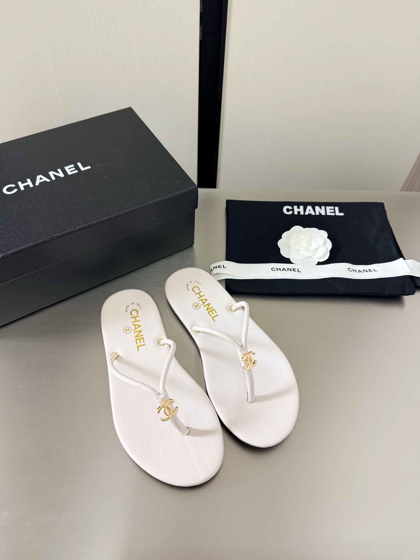 NO:781481,Chanel flat bottom rope design popular slippers Xiaoxiang flat bottom metal logo blessing comfortable and classy white original lambskin material sheepskin lining molded outsole l full of texture classic round toe design super comfortable logo clearly visible elegant lambskin lining on the inside foot logo clear not tired feet steel stamped brand logo benchmarking version pursuit of quality original Italian genuine leather outsole logo outsole full of texture  35 36 37 38 39 40 41 (40 41 customized) with original packaging, split-toe shoes, chanel, slippers, sheepskin, Leather soles19860909香奈儿 平底 绳子设计爆款拖鞋 小香 平底  金属 logo 加持 舒适有范 白色 原版 小羊皮材质  羊皮内里 成型大底 l 质感满满 经典圆头设计 超舒适   logo清晰可见  优雅 内里选用小羊皮内里 垫脚logo清晰  不累脚 钢印品牌logo 对标对版 追求品质 原版 意大利真皮大底 logo大底 质感满满  35 36 37 38 39 40 41（40 41 定制） 搭配原版包装,分趾鞋,chanel,slippers,sheepskin,Leather soles,Women's Shoes