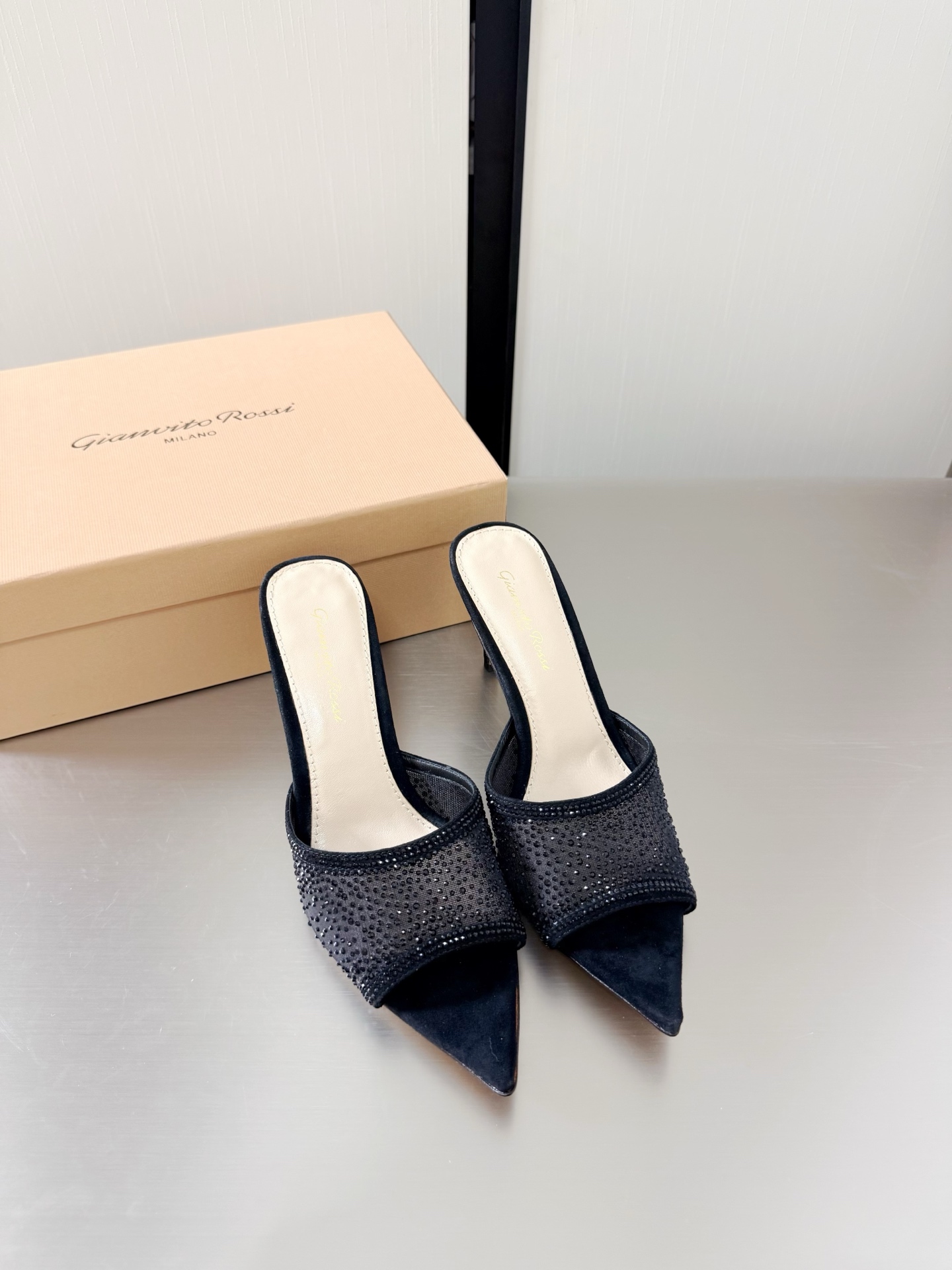 NO:781464,Gianvito Rossi high-heeled pointed toe diamond-encrusted slippers black super versatile item lining made of lambskin outsole Italian leather outsole brand logo decorative ballet slippers size 34 35 36 37 38 39 40 41 42 (34 40 41 42 customized), high heels and slippers, high  heels,slippers,sheepskin,leather soles19860909GianvitoRossi吉安维托罗西 高跟尖头 镶嵌钻石 拖鞋 黑色 超级百搭的一款单品 内里 选用小羊皮 大底意大利真皮大底  品牌logo 装饰芭蕾舞鞋 码数 34 35 36 37 38 39 40 41 42（34 40 41 42 定做）,高跟鞋拖鞋,high heels,slippers,sheepskin,Leather soles,Women's Shoes